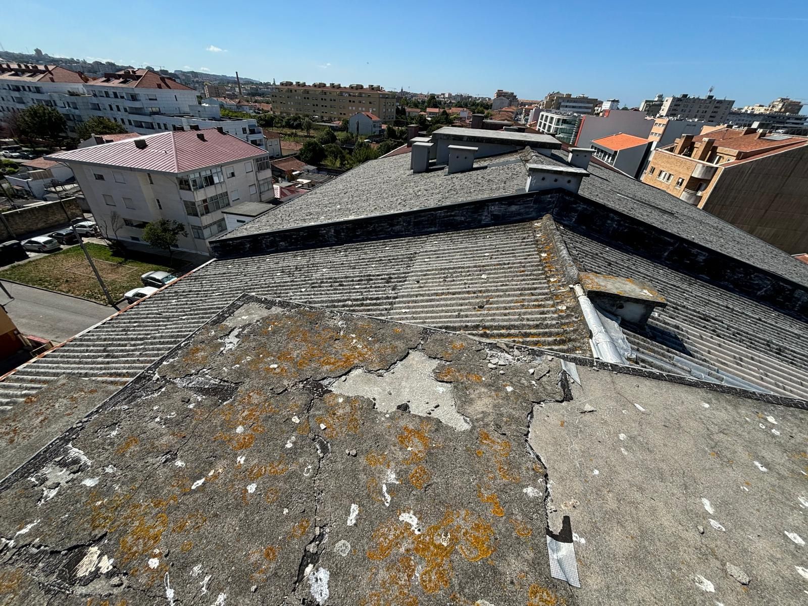 Uma vista aérea de um telhado com uma cidade ao fundo
