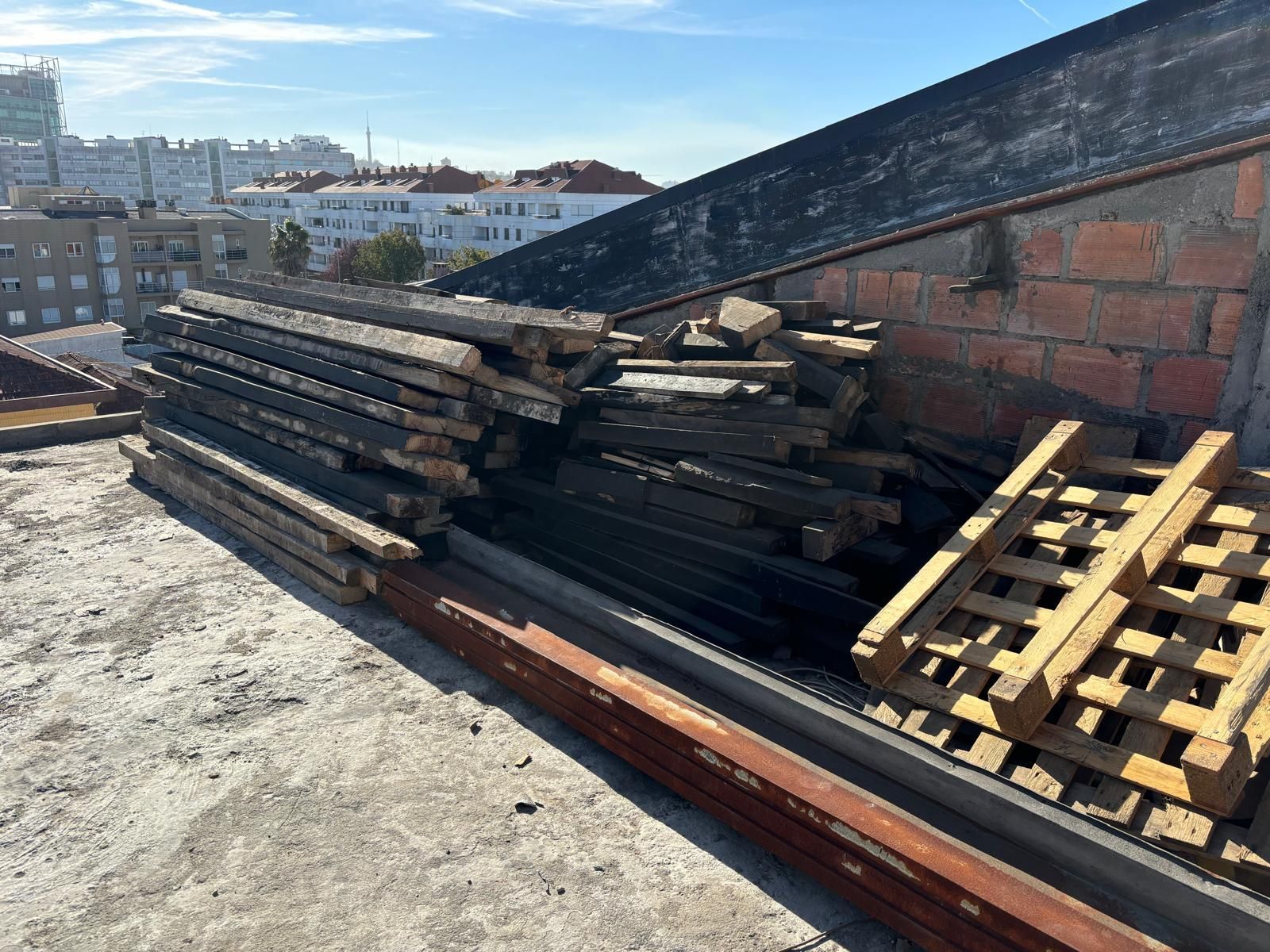 Uma pilha de madeira que constituía a estrutura do telhado anteriormente