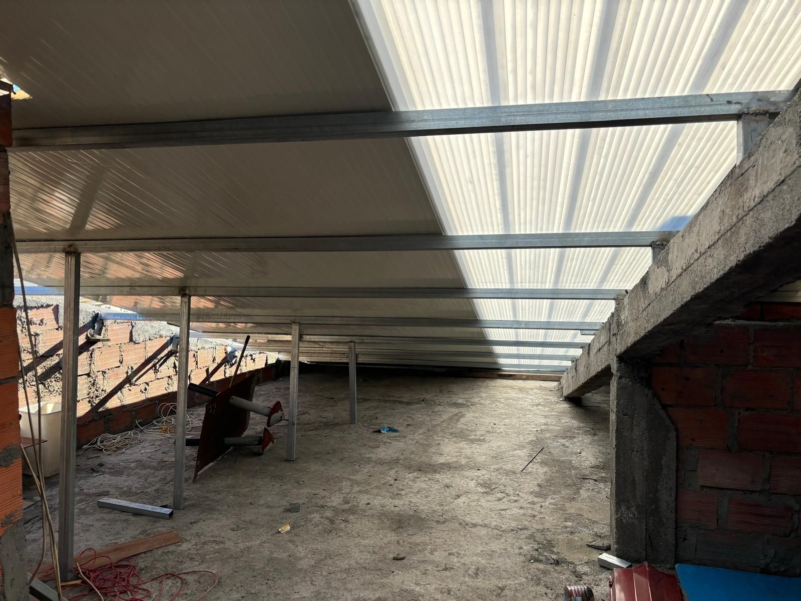 O sol está brilhando através do telhado de um prédio através de uma telha translucida 5 ondas