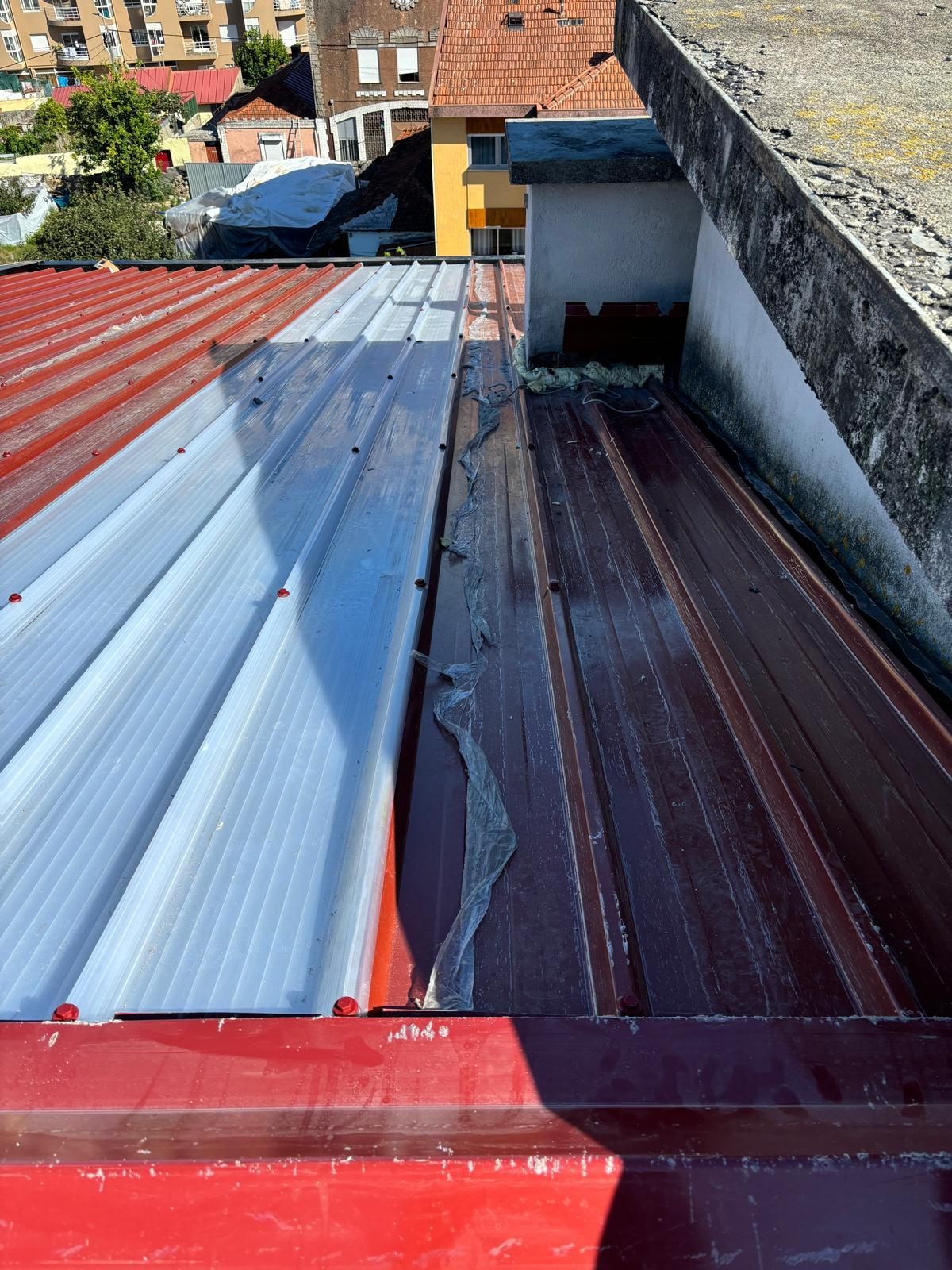 Um telhado em painel sandwich 5 ondas 30mme e telha translucida aba cheia com um ralo na lateral.