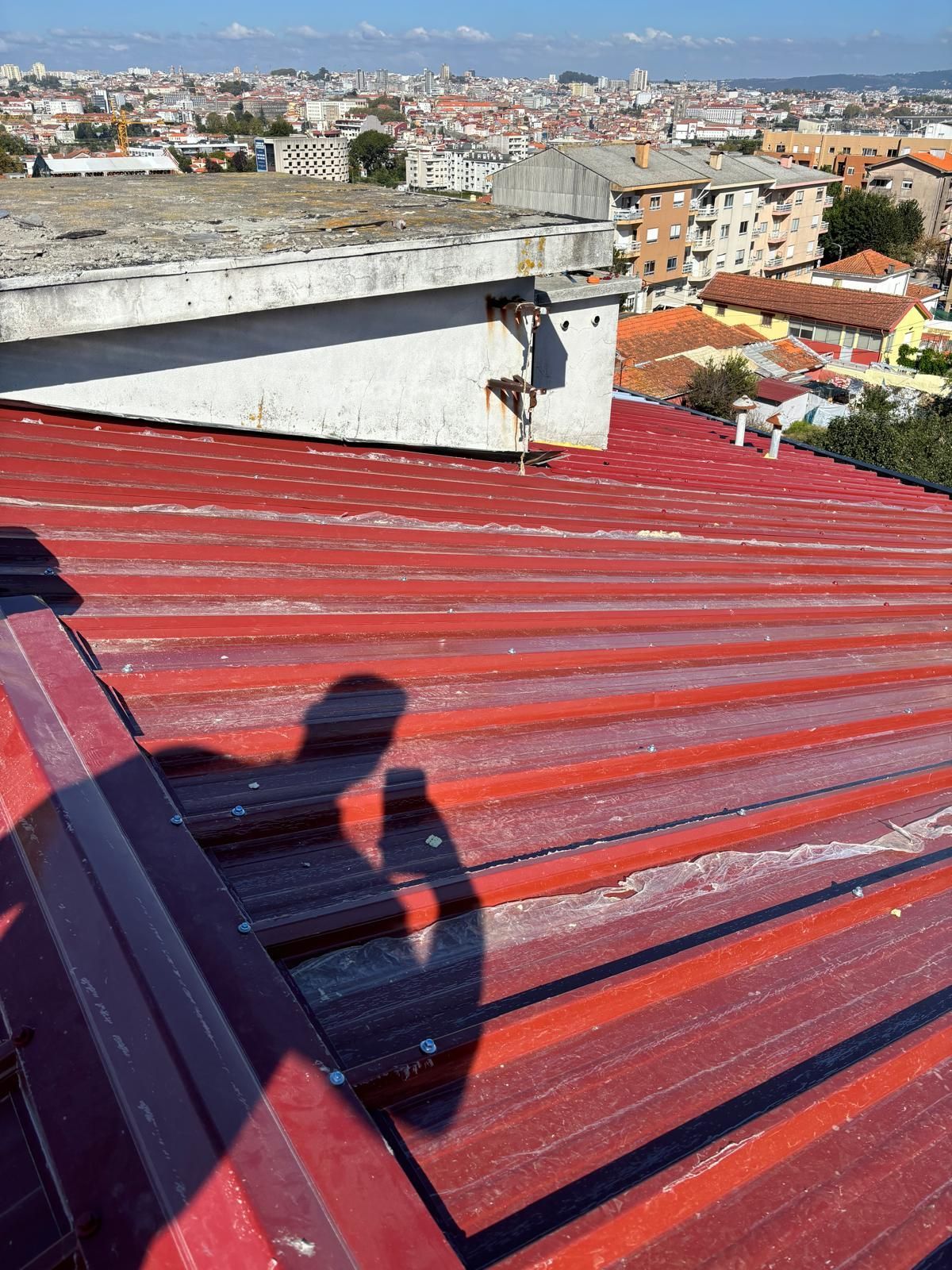 Um telhado em painel sandwich 5 ondas 30mm com a sombra de uma pessoa nele