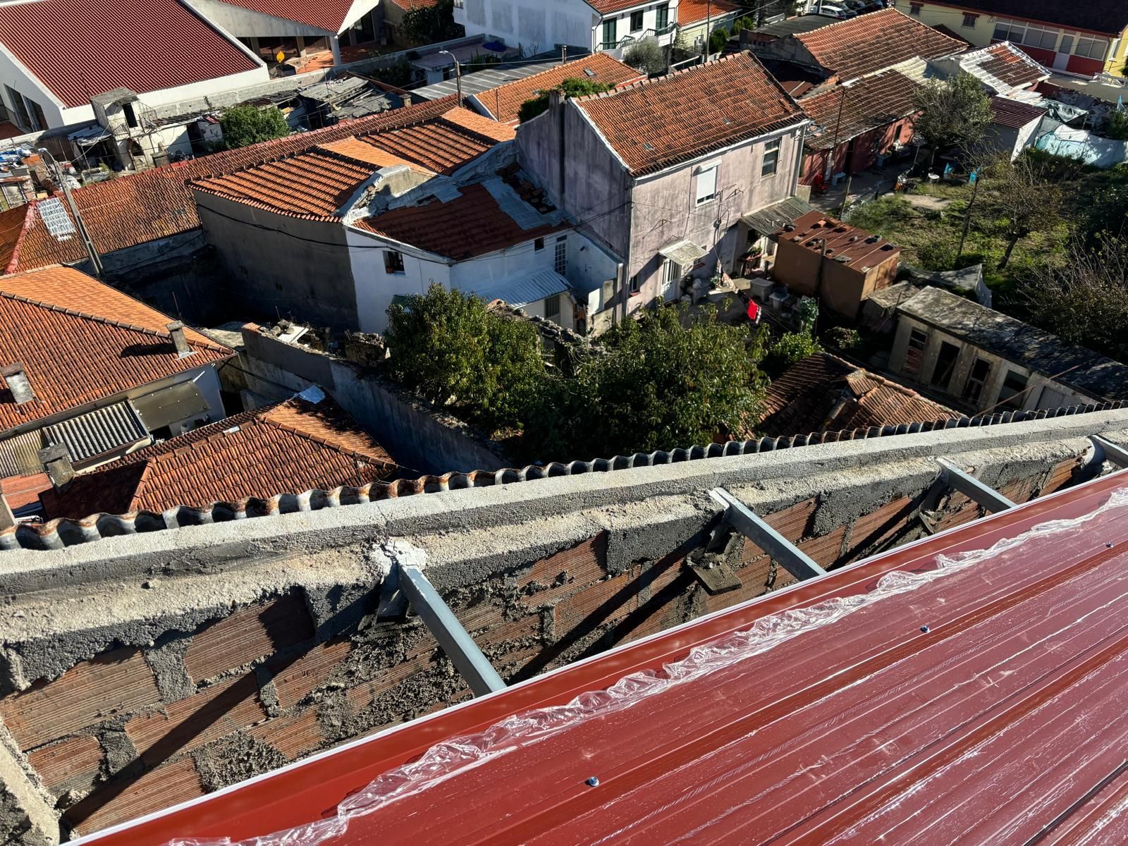 Uma vista aérea de uma cidade com um telhado vermelho