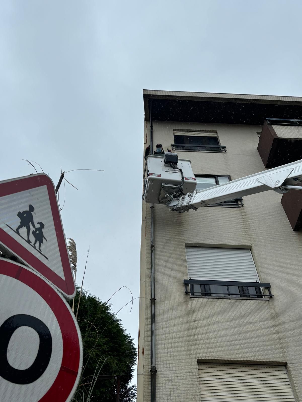 Grua usada para pintar os tubos de queda de um prédio