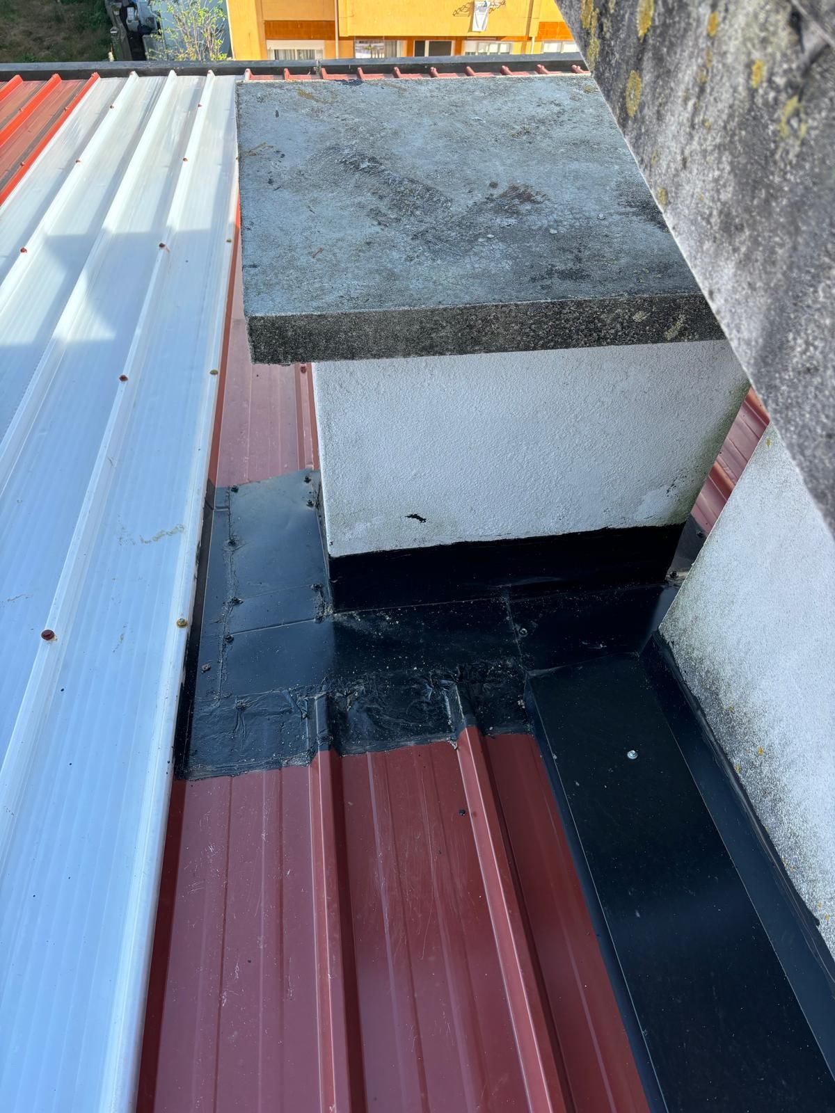 Um telhado com uma laje de concreto em cima.