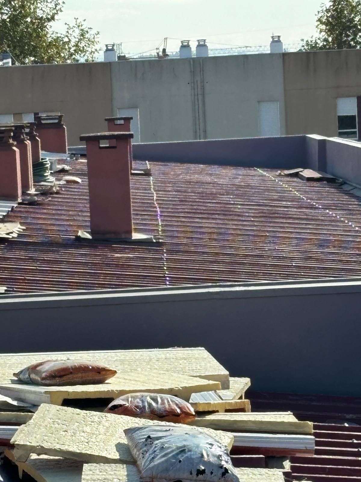 Um telhado com muitas chaminés