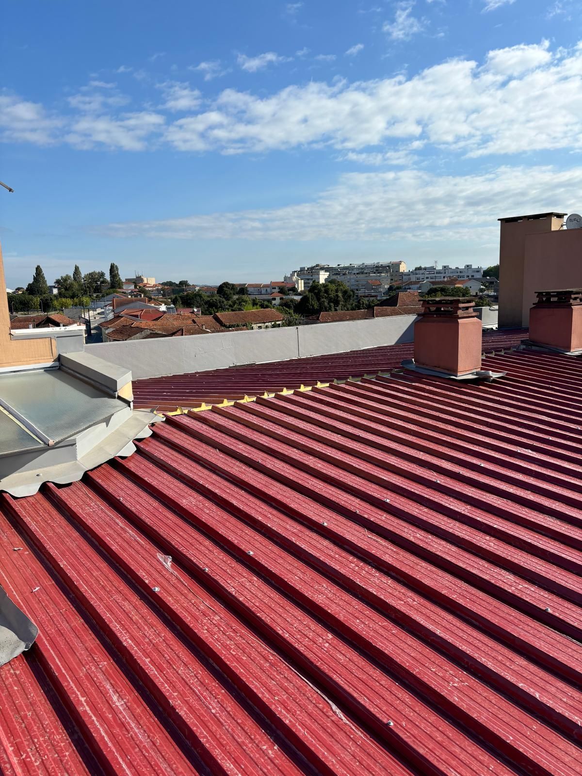 telhado em painel sandwich 5 ondas 30mm RAL3009 vermelho com uma chaminé em cima