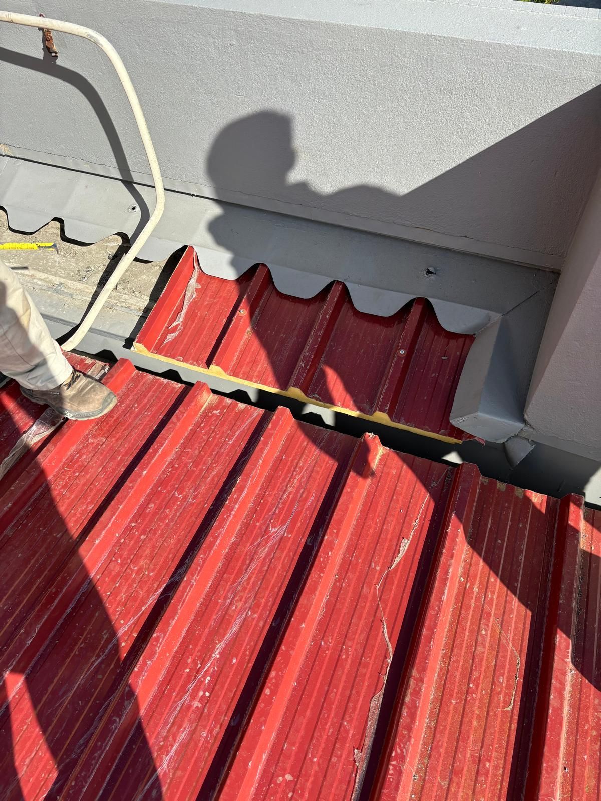 Pequeno telhado em painel sandwich 5 ondas 30mm RAL3009 vermelho