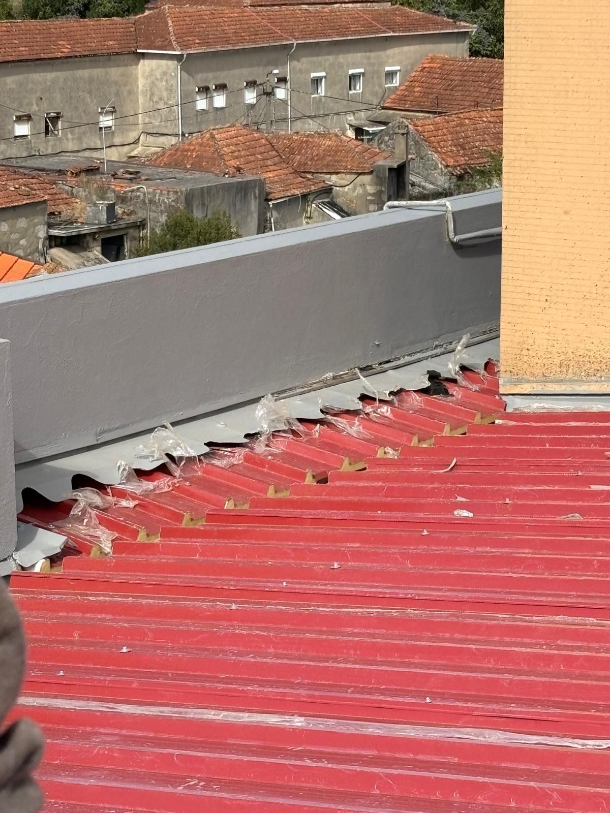 Um telhado em painel sandwich 5 ondas 30mm RAL3009 vermelho com 2 águas