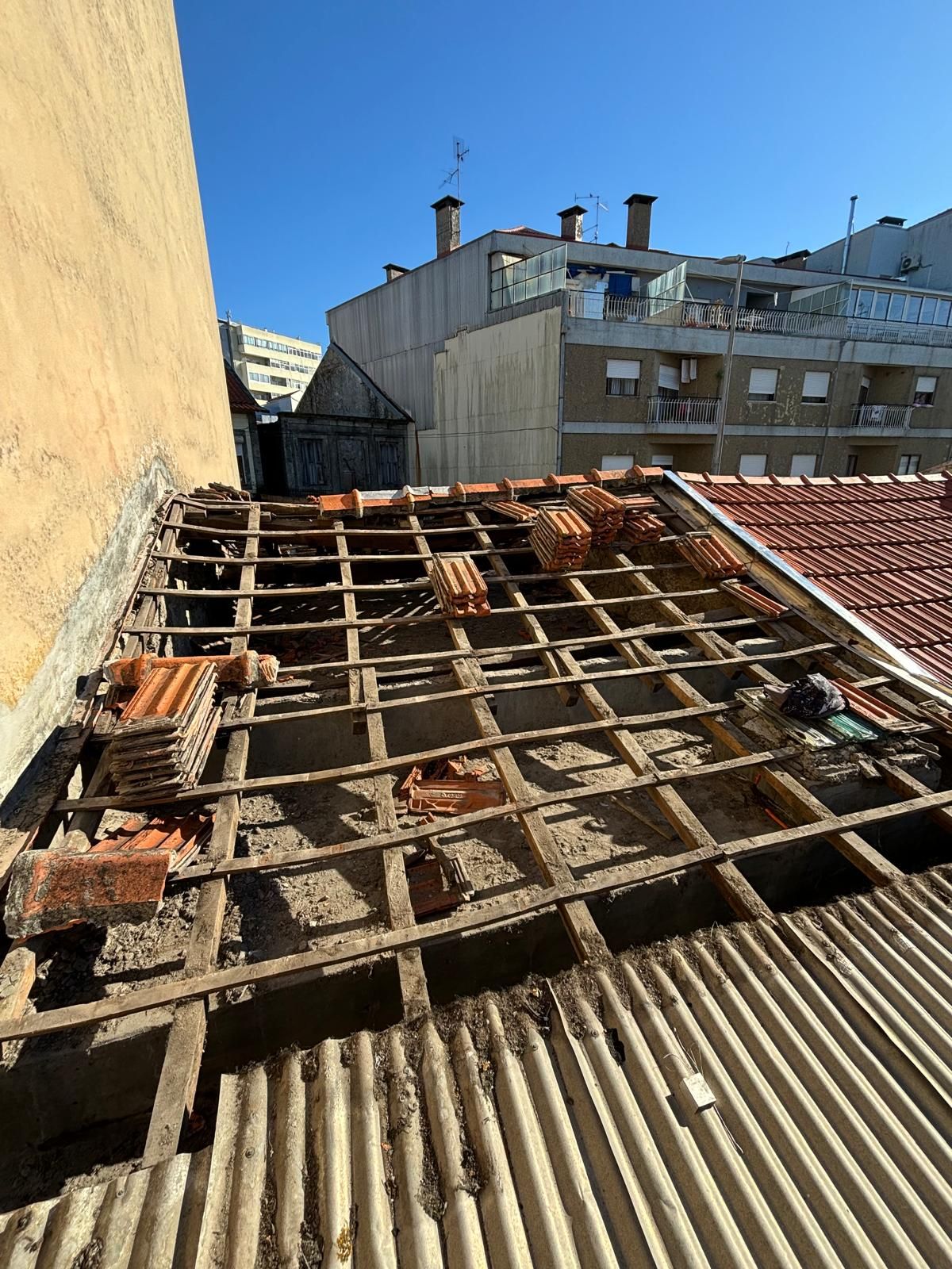 Um telhado com estrutura de madeira e telhas.