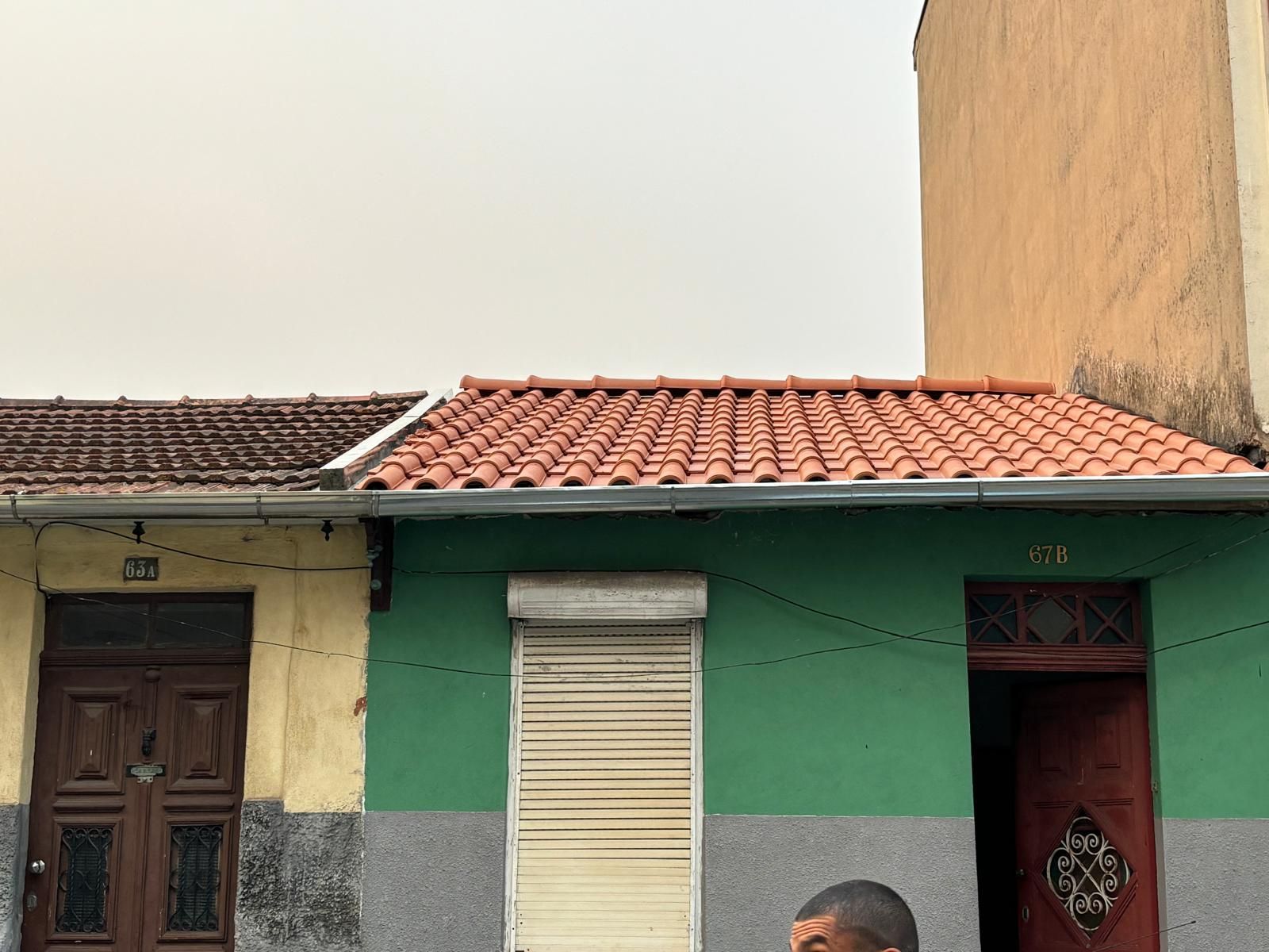 Telhado novo em telha cerâmica e caleira e rufos novos laterais