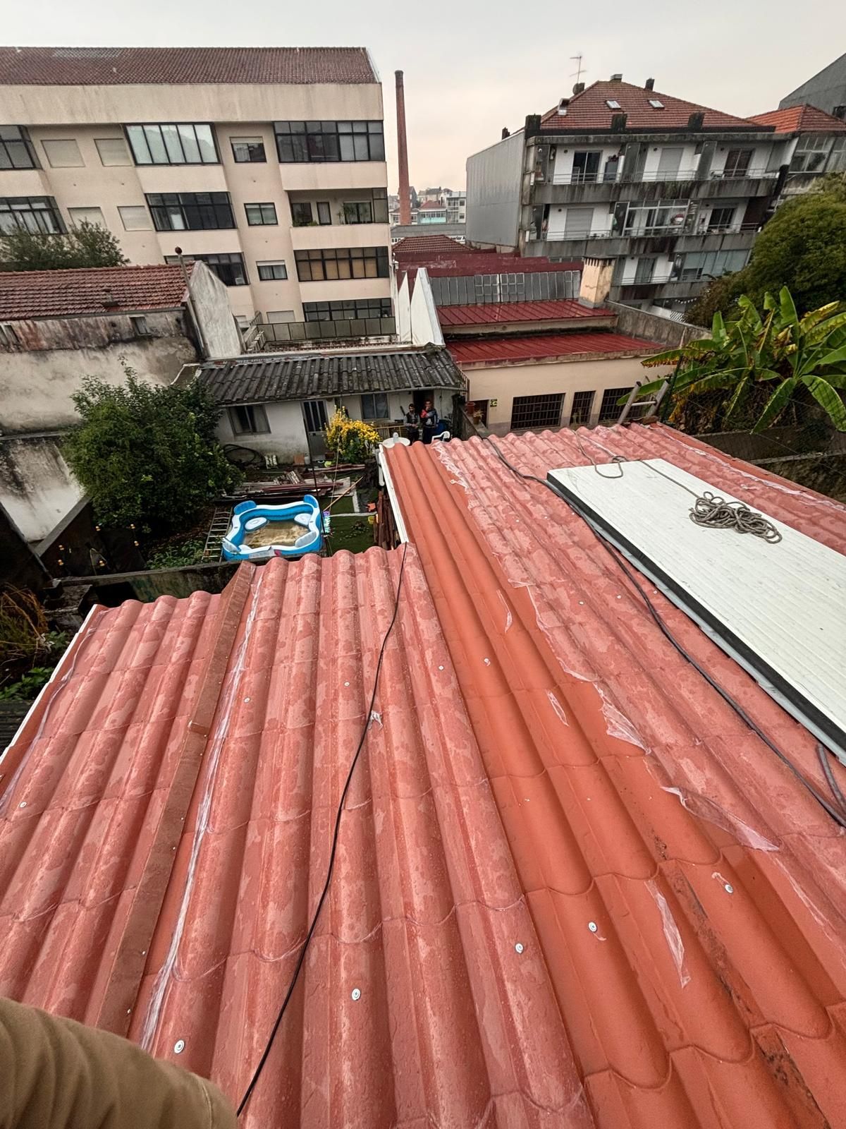 Um telhado em painel sandwich