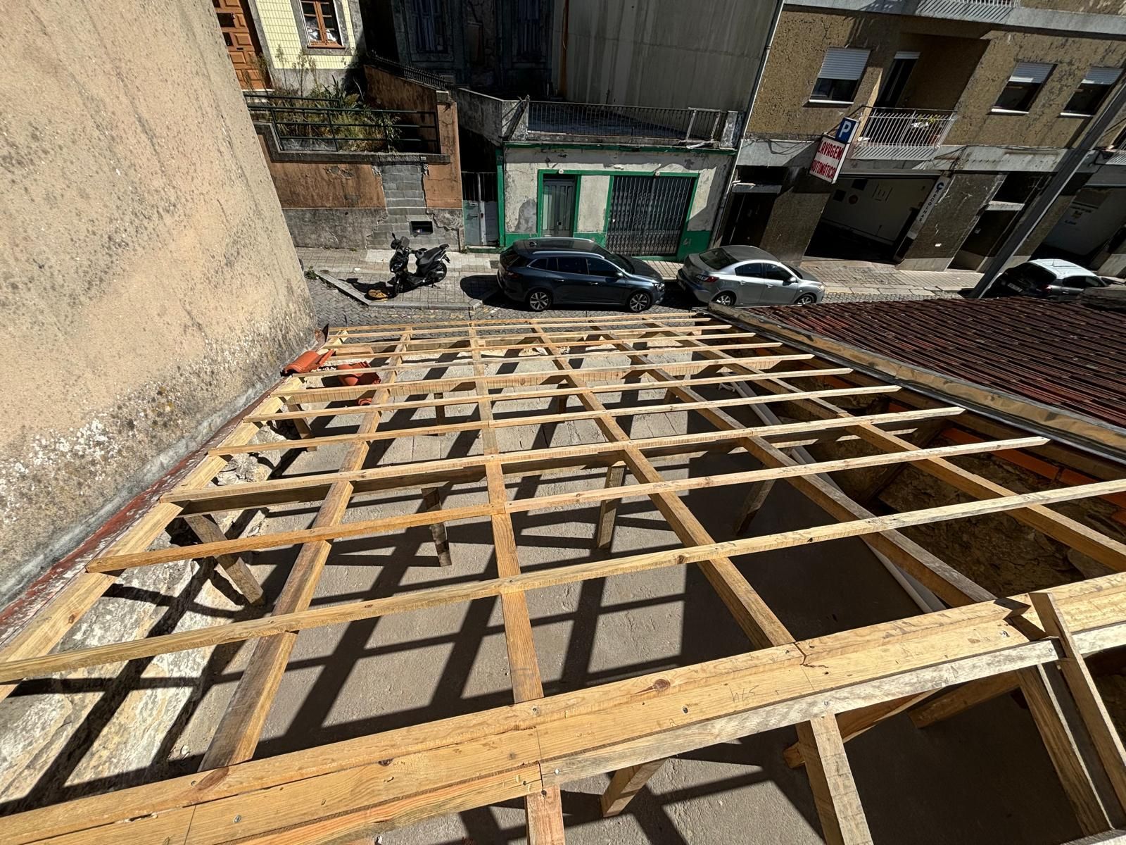Uma estrutura de madeira está sendo construída no topo de um edifício.