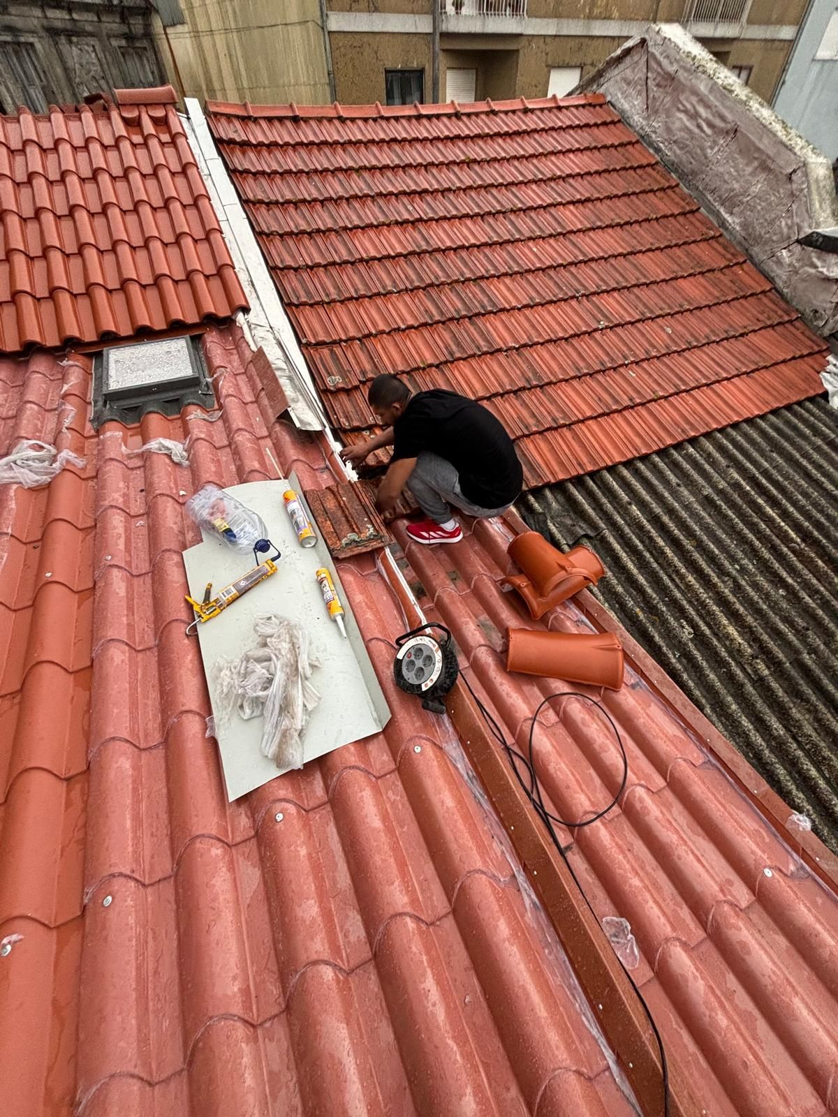 Um homem está trabalhando no telhado de um prédio.