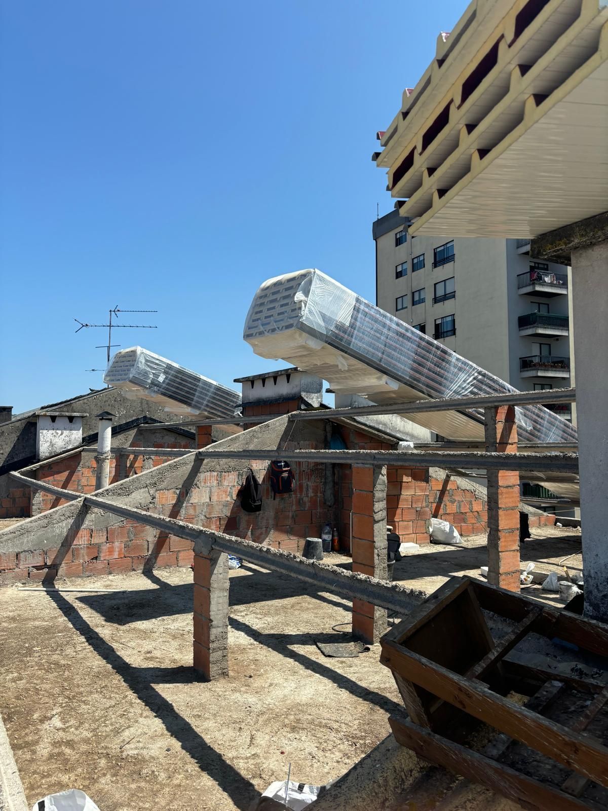 Um prédio em construção com muitos tijolos no chão