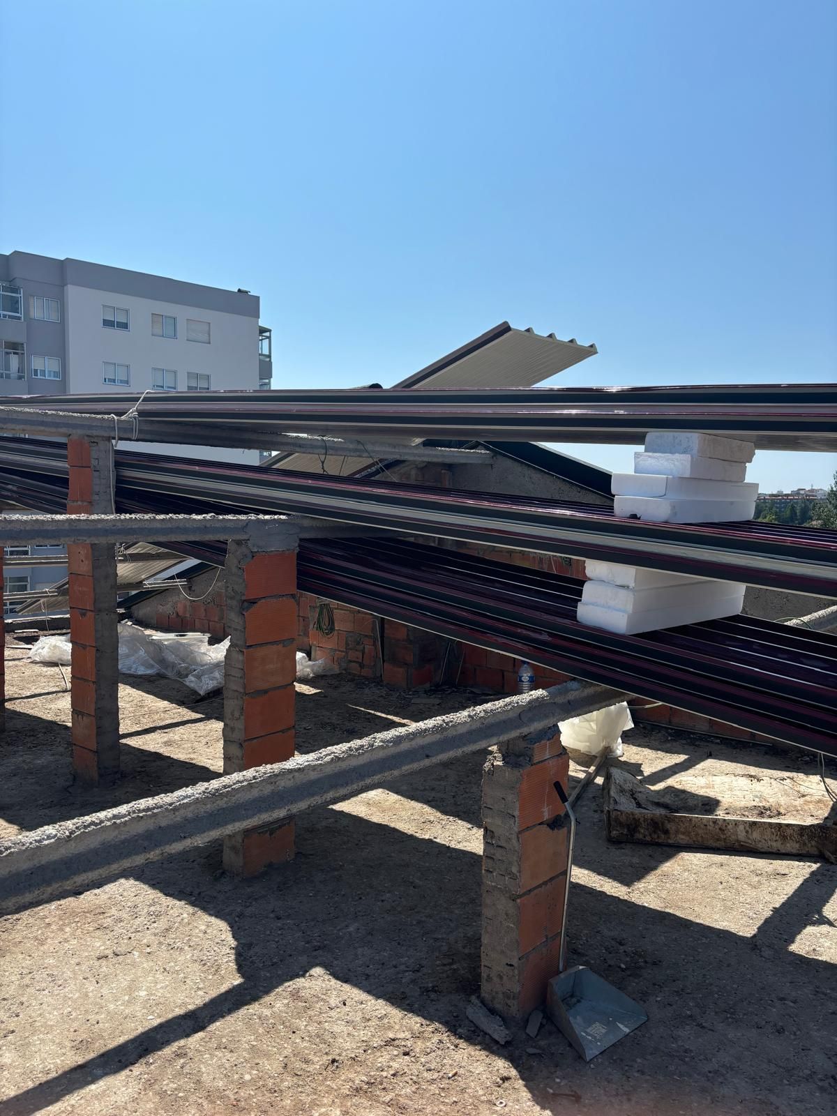 Um monte de canos estão em cima de um campo de terra.