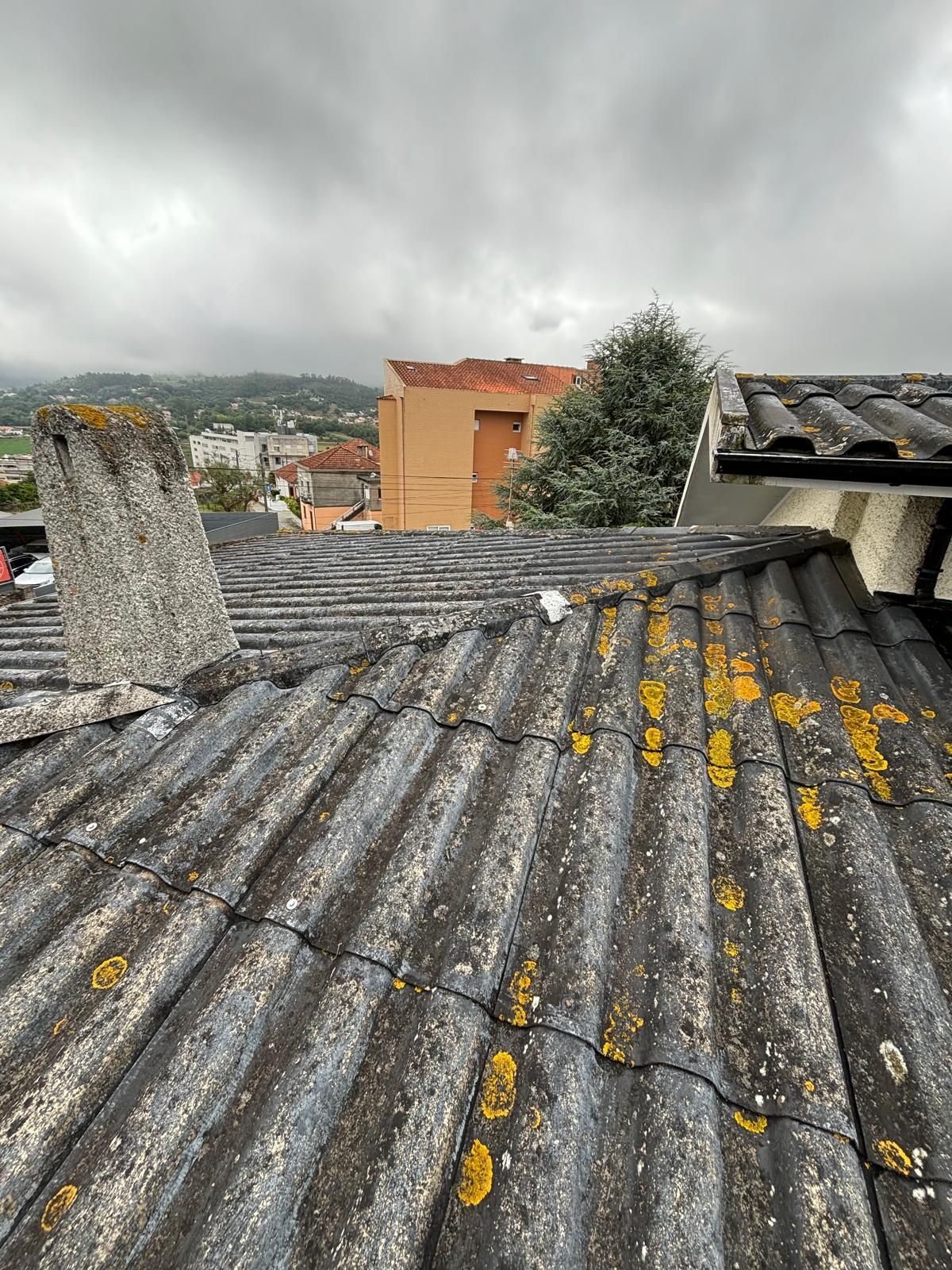 Um close de um telhado com uma chaminé.