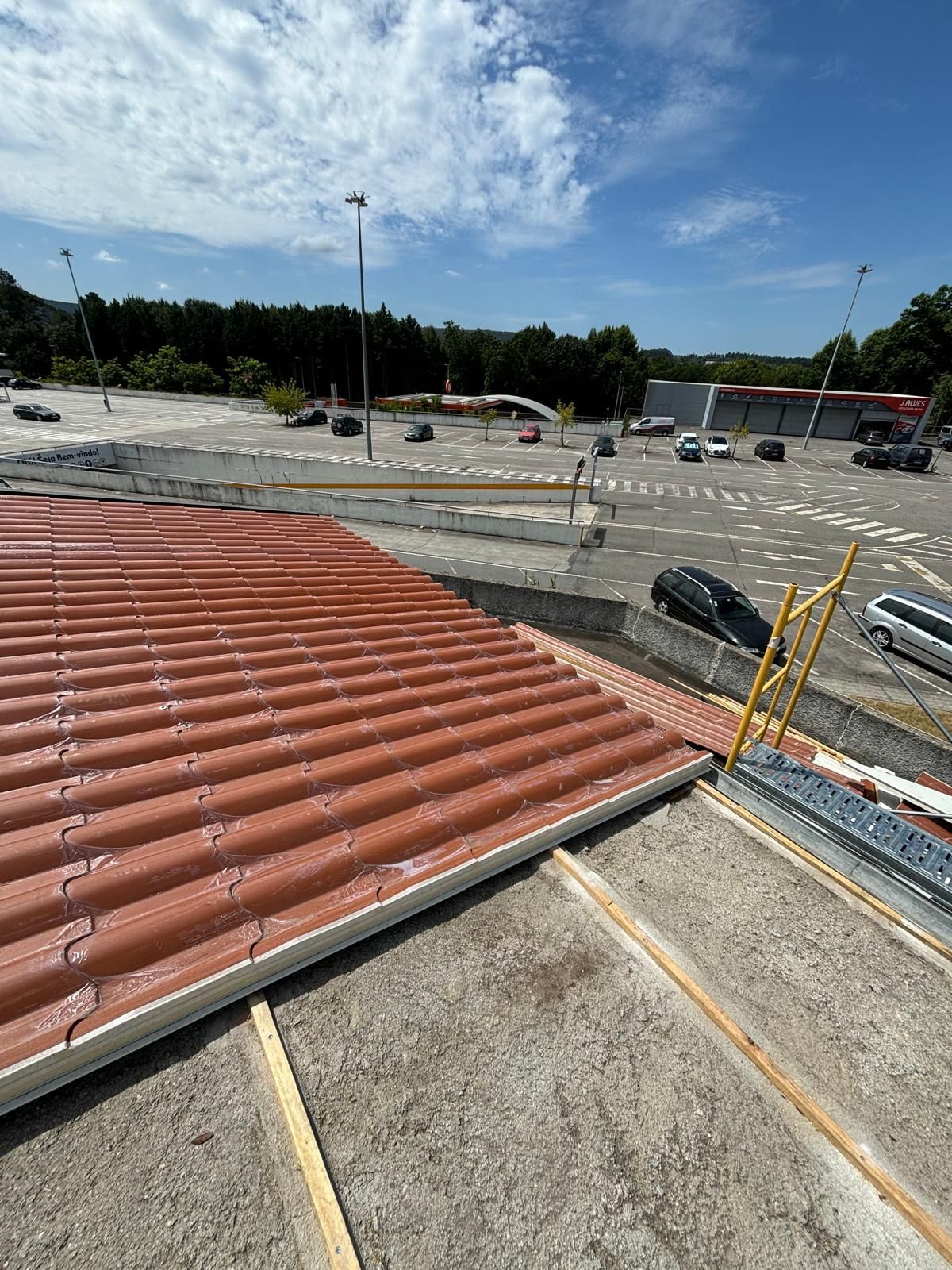 Um telhado com muitas telhas painel sandwich imitação de telha lusa 45mm laranja RAL8004