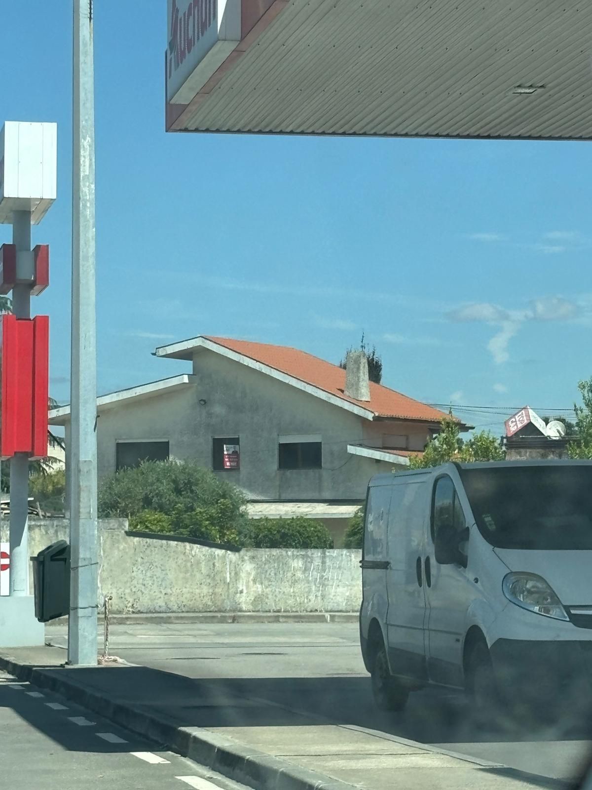 Moradia com telhado em painel sandwich imitação de telha lusa 45mm laranja RAL8004