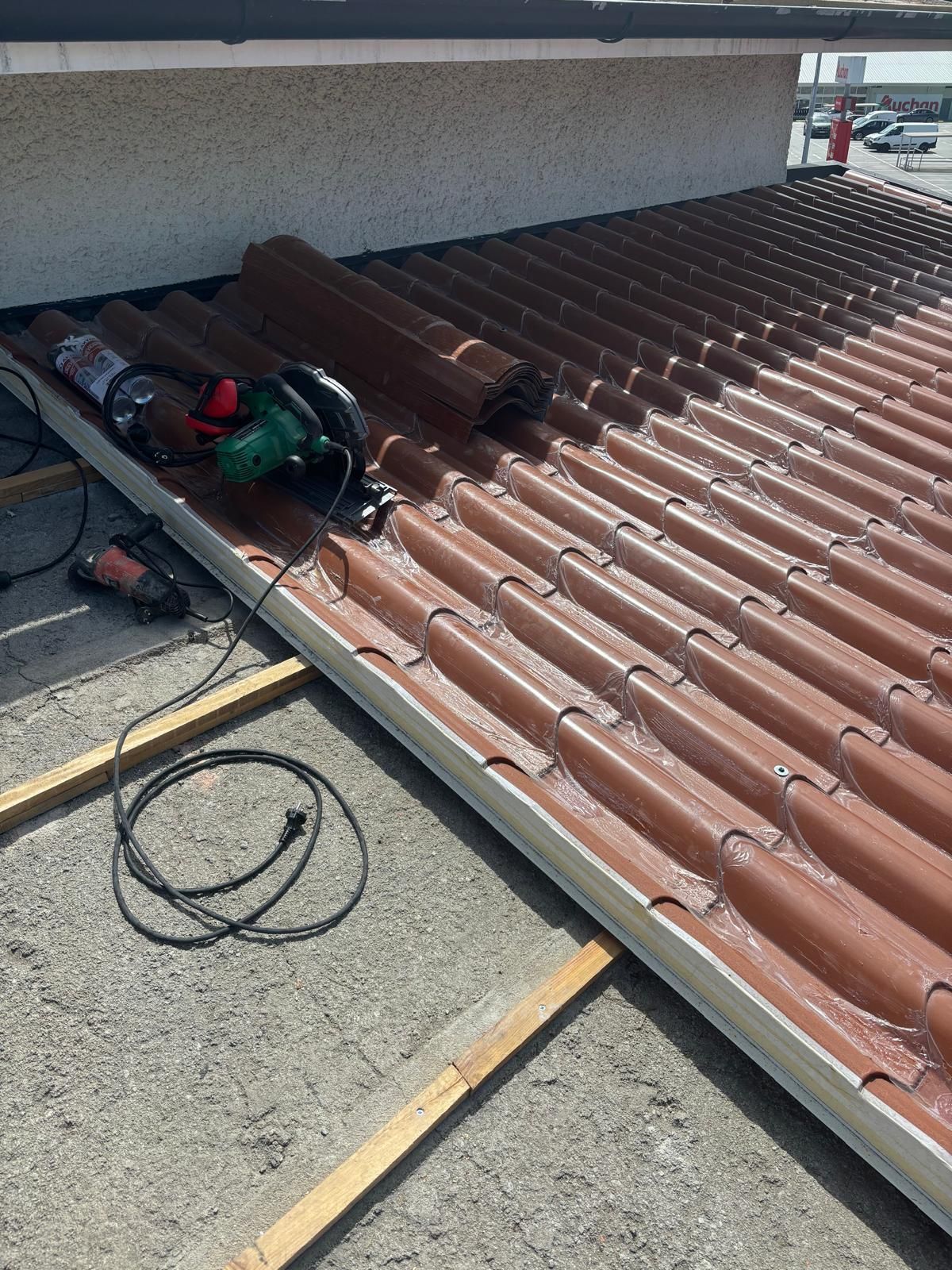 Um telhado painel sandwich imitação de telha lusa 45mm com uma serra circular em cima dele.