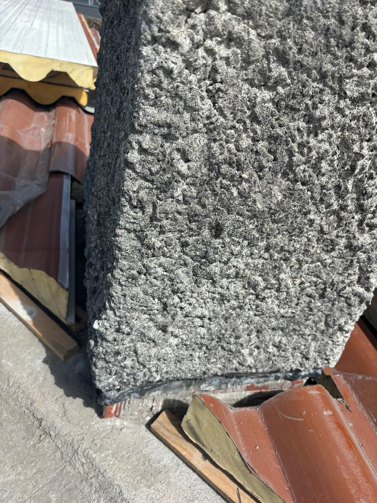 Um close de uma chaminé com um telhado ao fundo