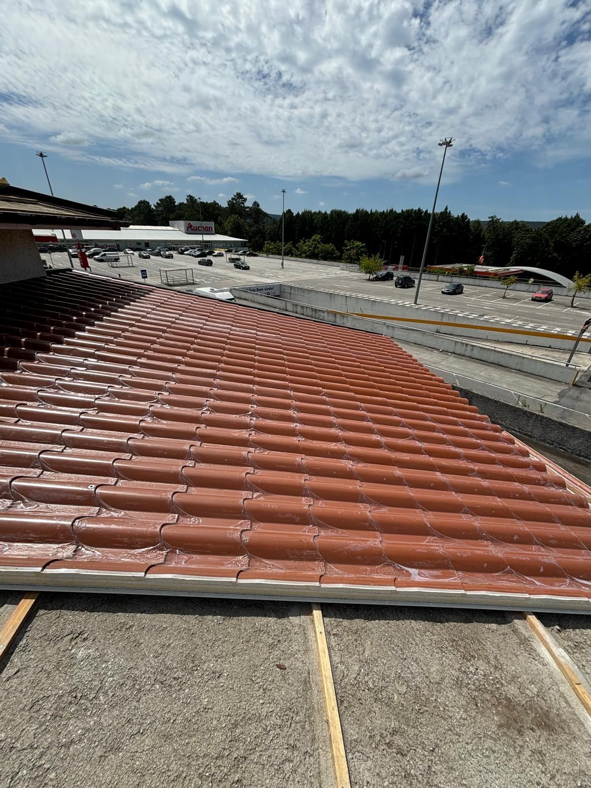 Um telhado com muitas telhas ou painel sandwich imitação de telha lusa 45mm laranja RAL8004