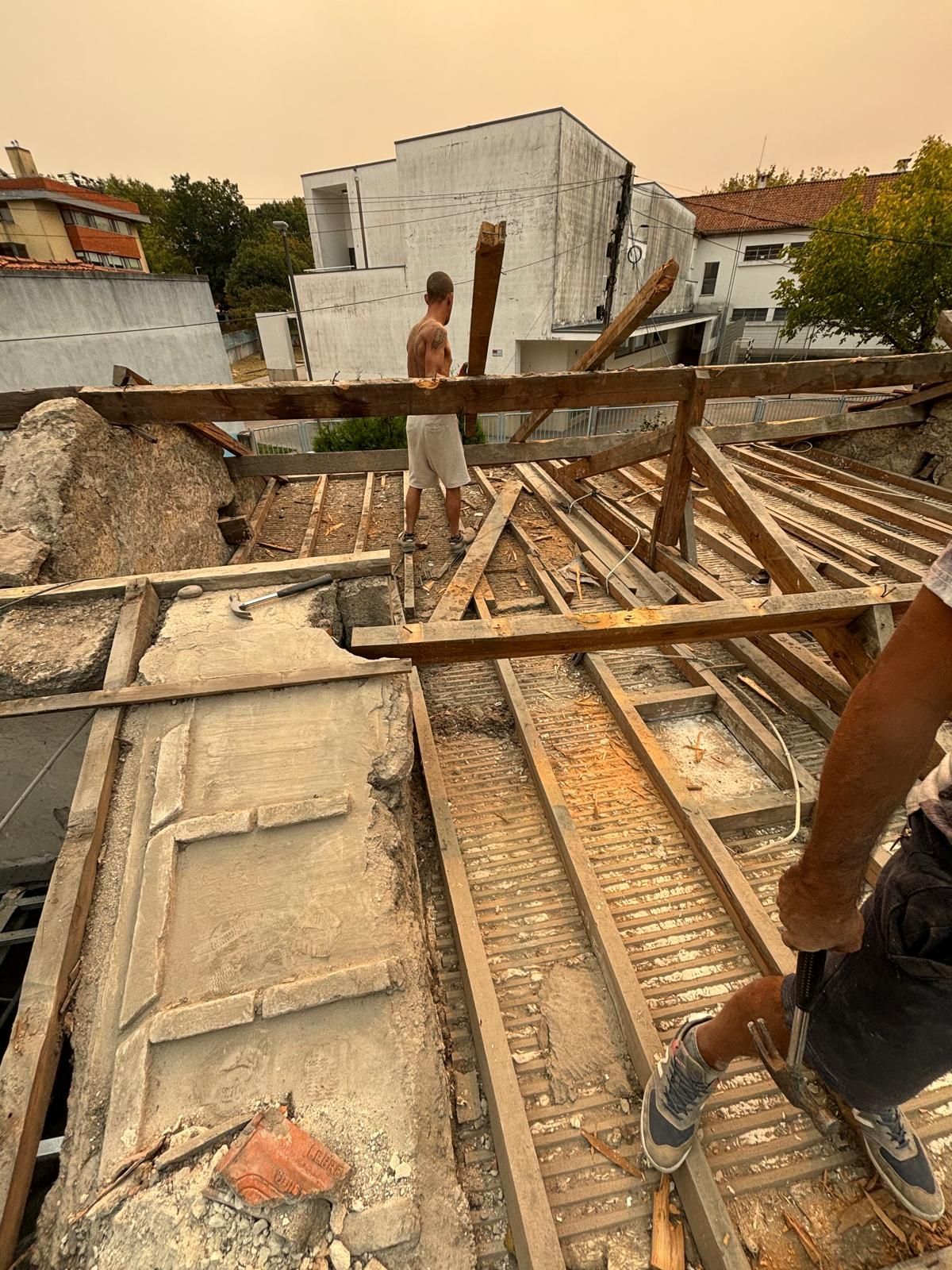 Um homem está de pé no topo de um deck de madeira.