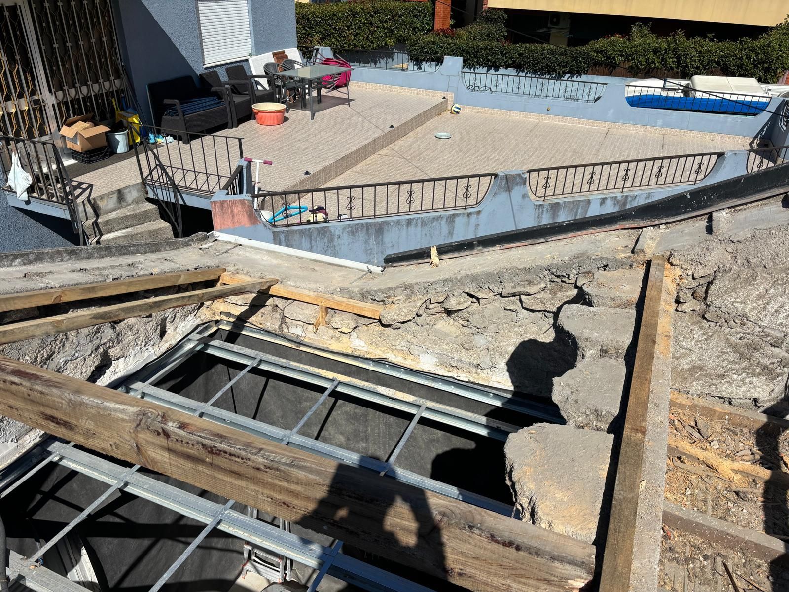 Um grande buraco no chão está sendo preenchido com concreto.