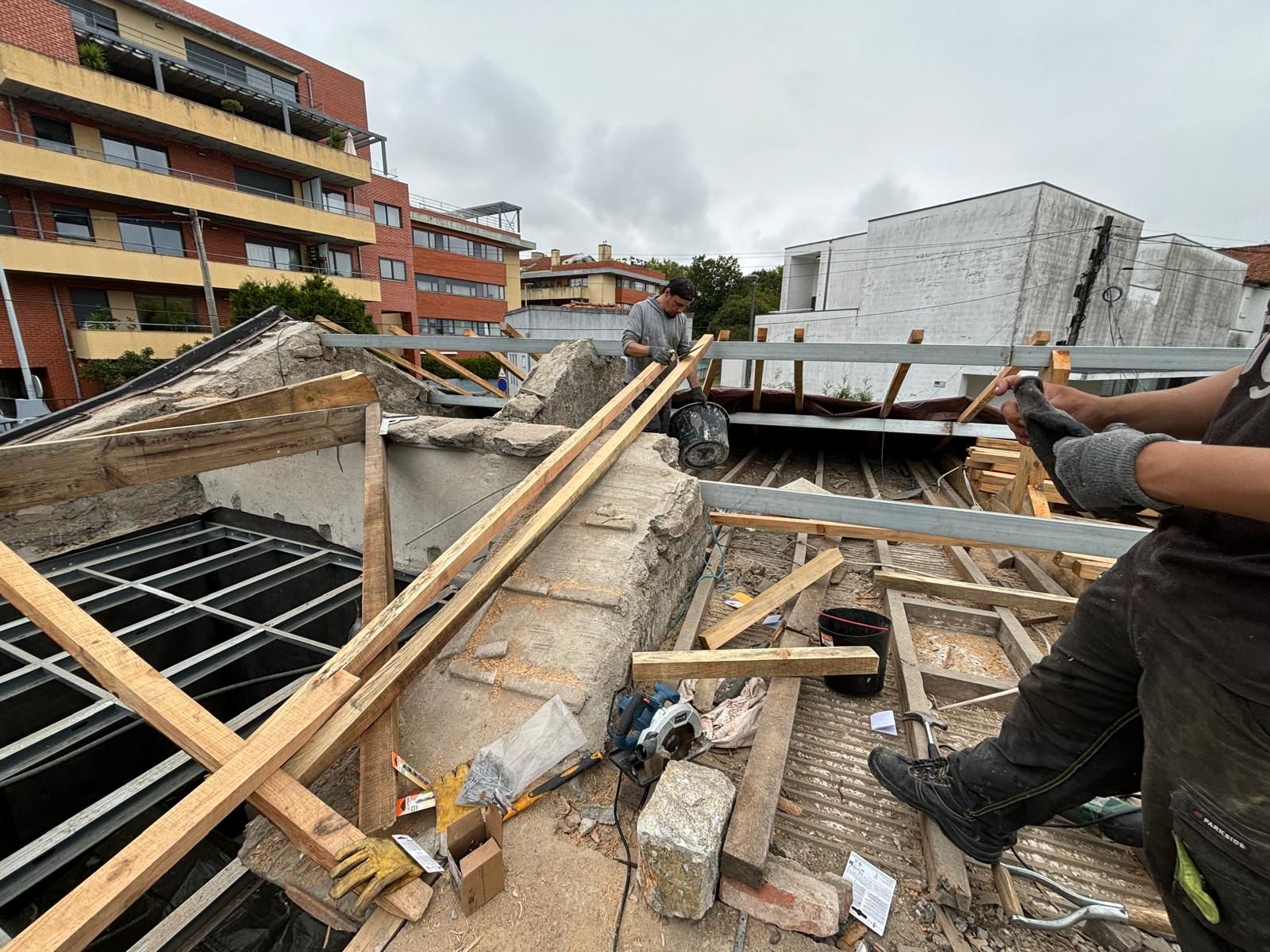 Um grupo de trabalhadores da construção civil está trabalhando no telhado de um prédio e Viga principal em tubo galvanizado 12x10 6 metros.