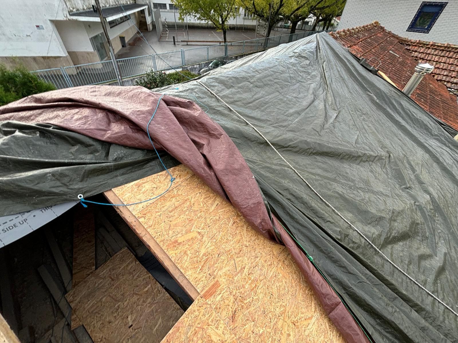 Uma lona está cobrindo o telhado de um prédio.