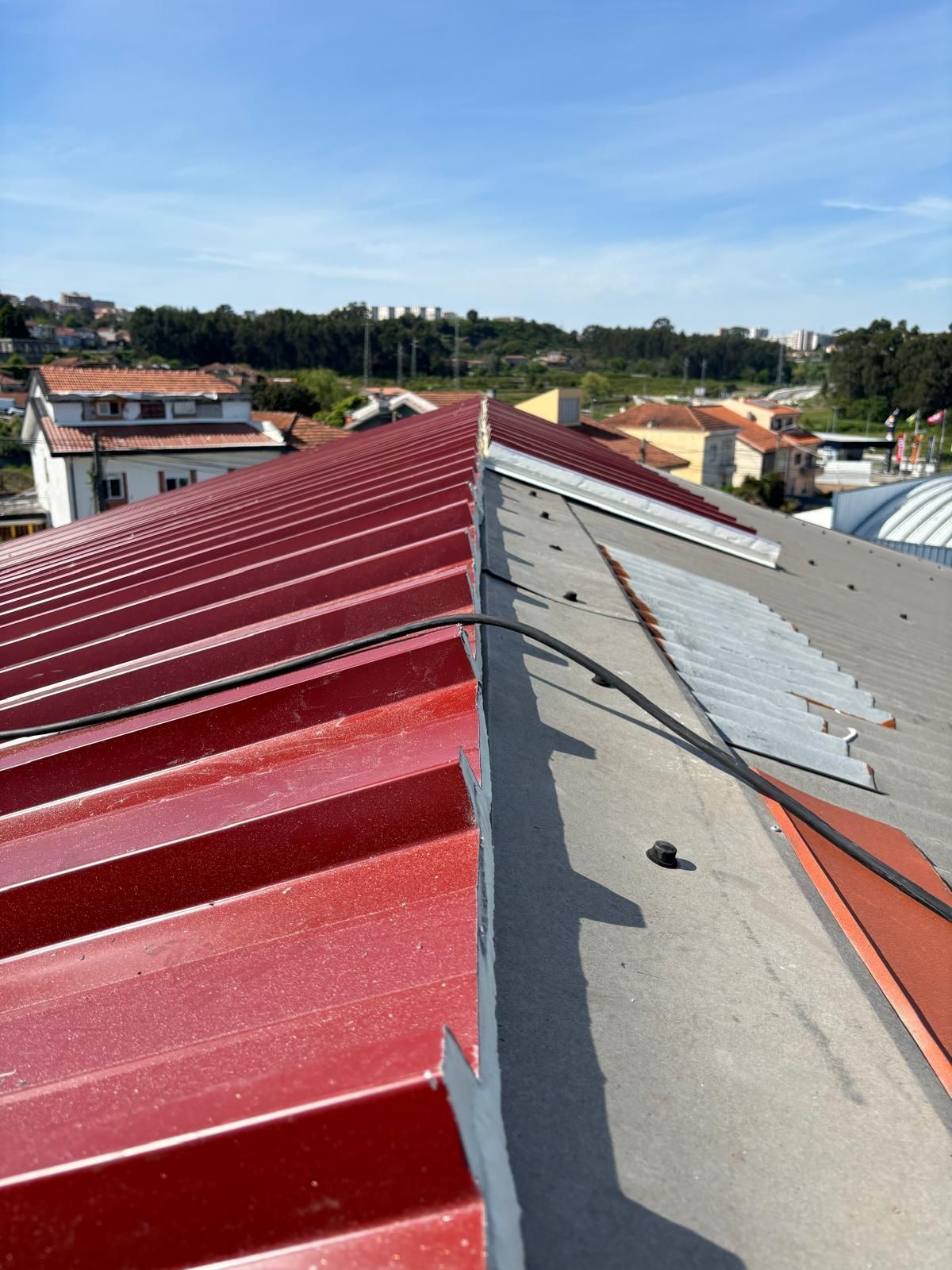 O telhado de um prédio tem um telhado vermelho