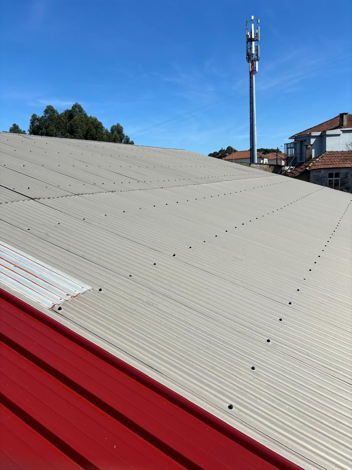 Um telhado em chapa zincada