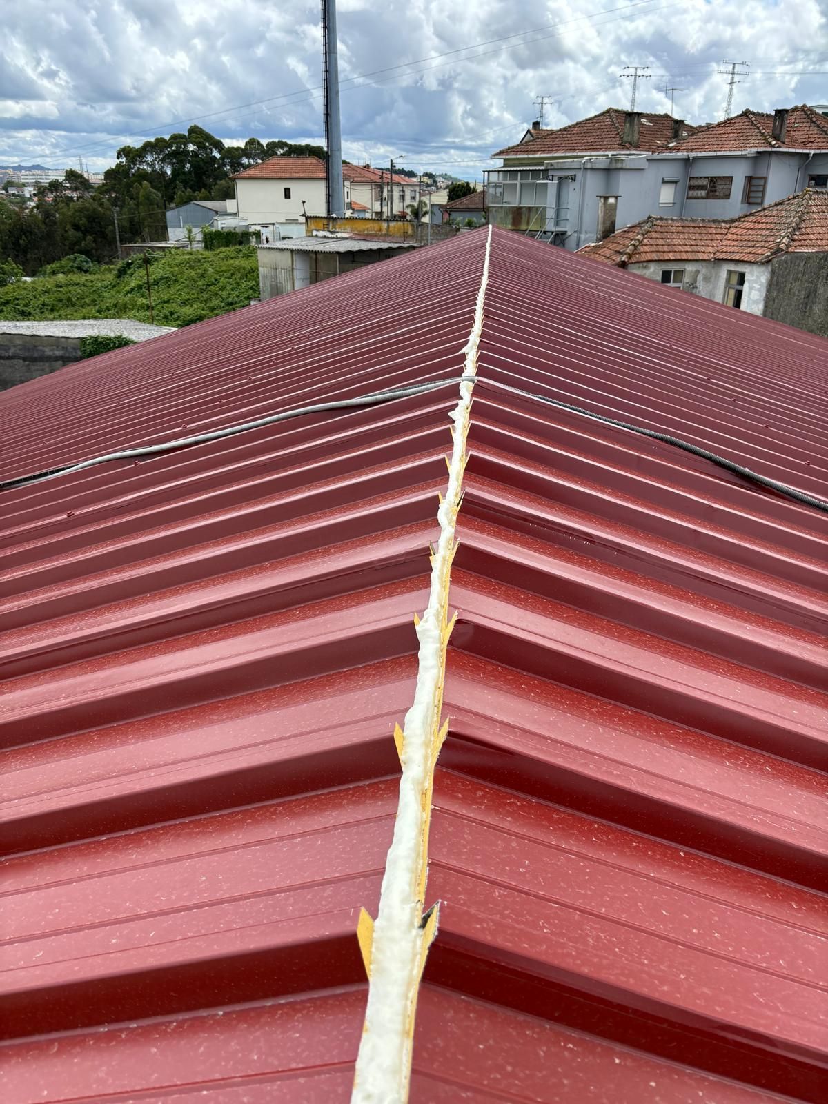Um telhado vermelho com uma corda presa a ele.