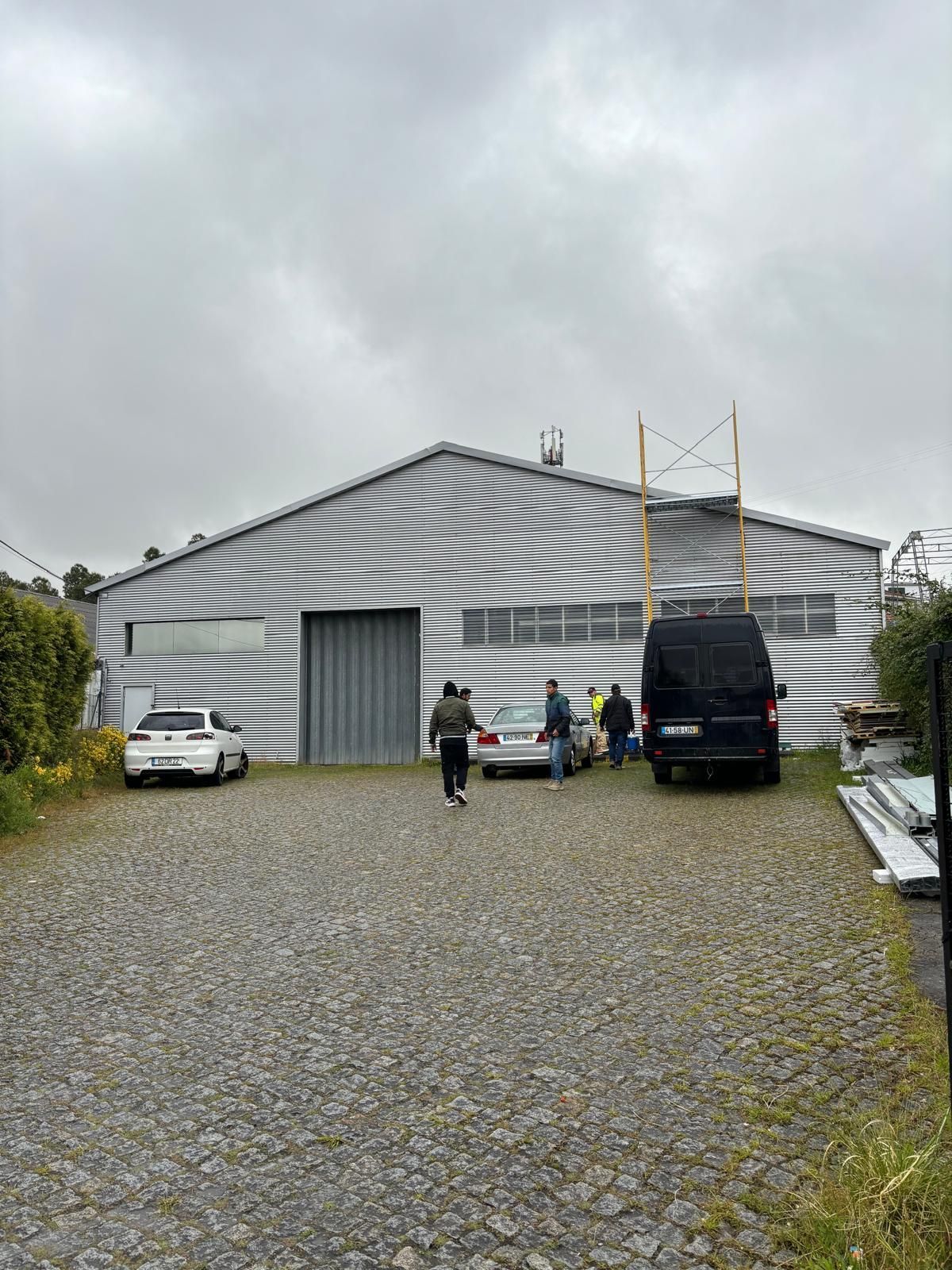 Um grupo de pessoas está em pé em frente a um grande edifício.