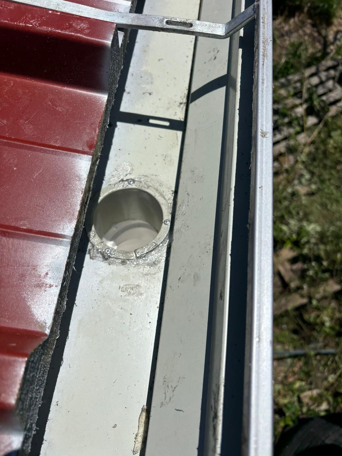 Embucadura que faz o escoamento da água vinda da caleira para os tubos de queda de água