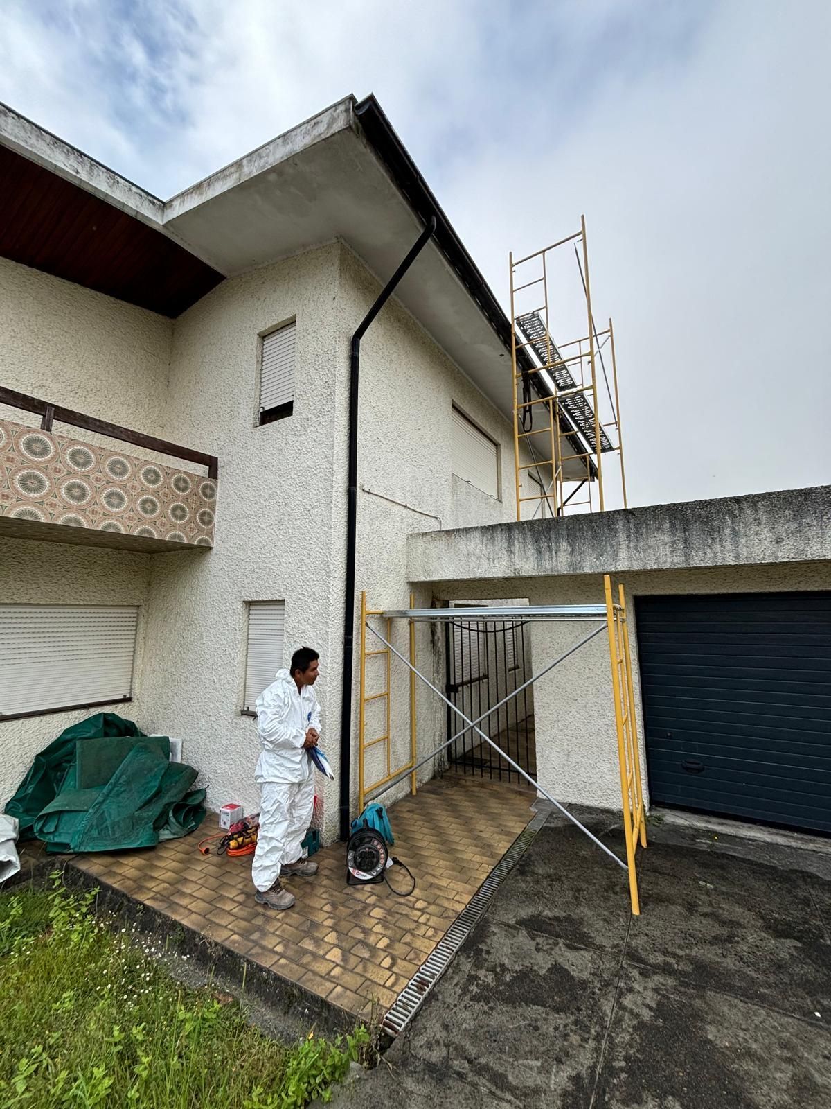Um homem em um traje de proteção fato tyvek branco proteção de amianto está se a preparar.