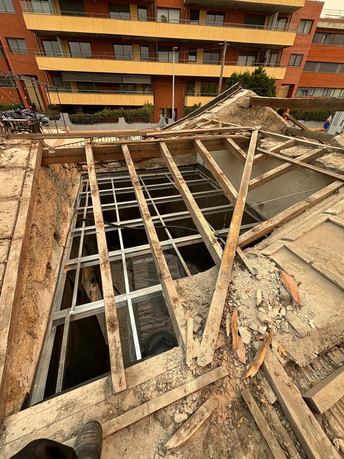 Uma estrutura de madeira está sendo construída no topo de um edifício.