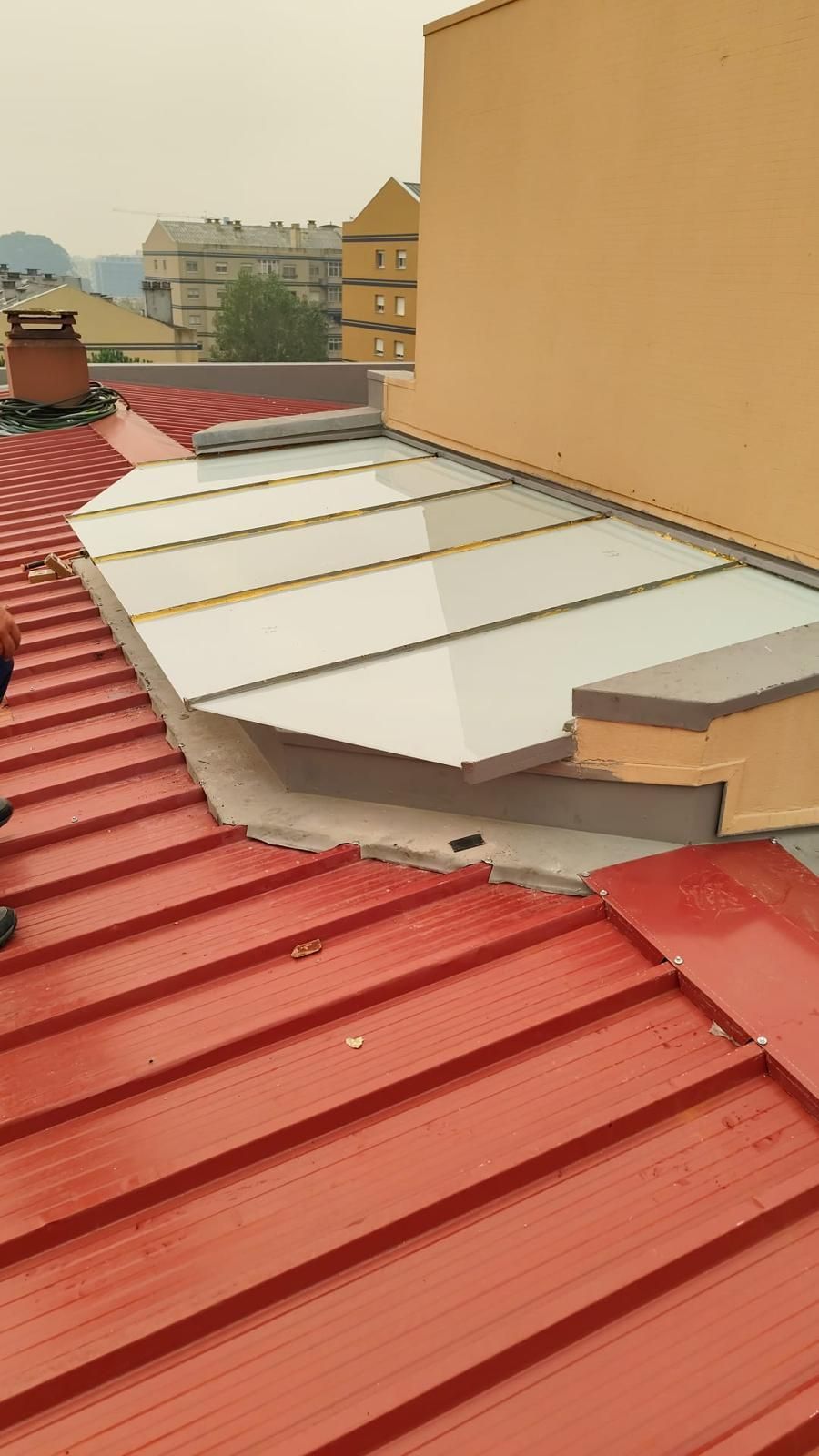 claraboia finalizada com vidros laminados e impermeabilização de estrutura em cinzento
