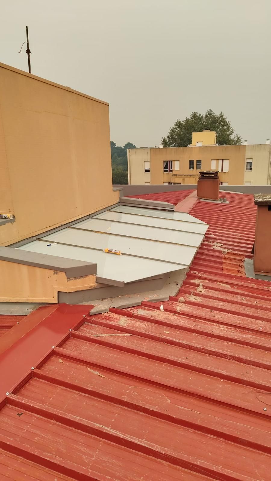 claraboia finalizada com vidros laminados e impermeabilização de estrutura em cinzento no telhado