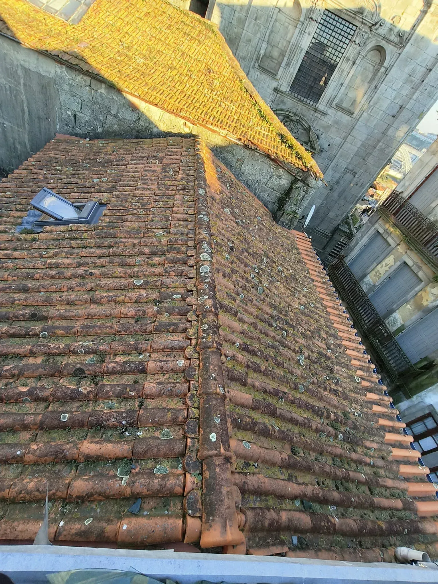 telhado muito degradado antes de ser lavado