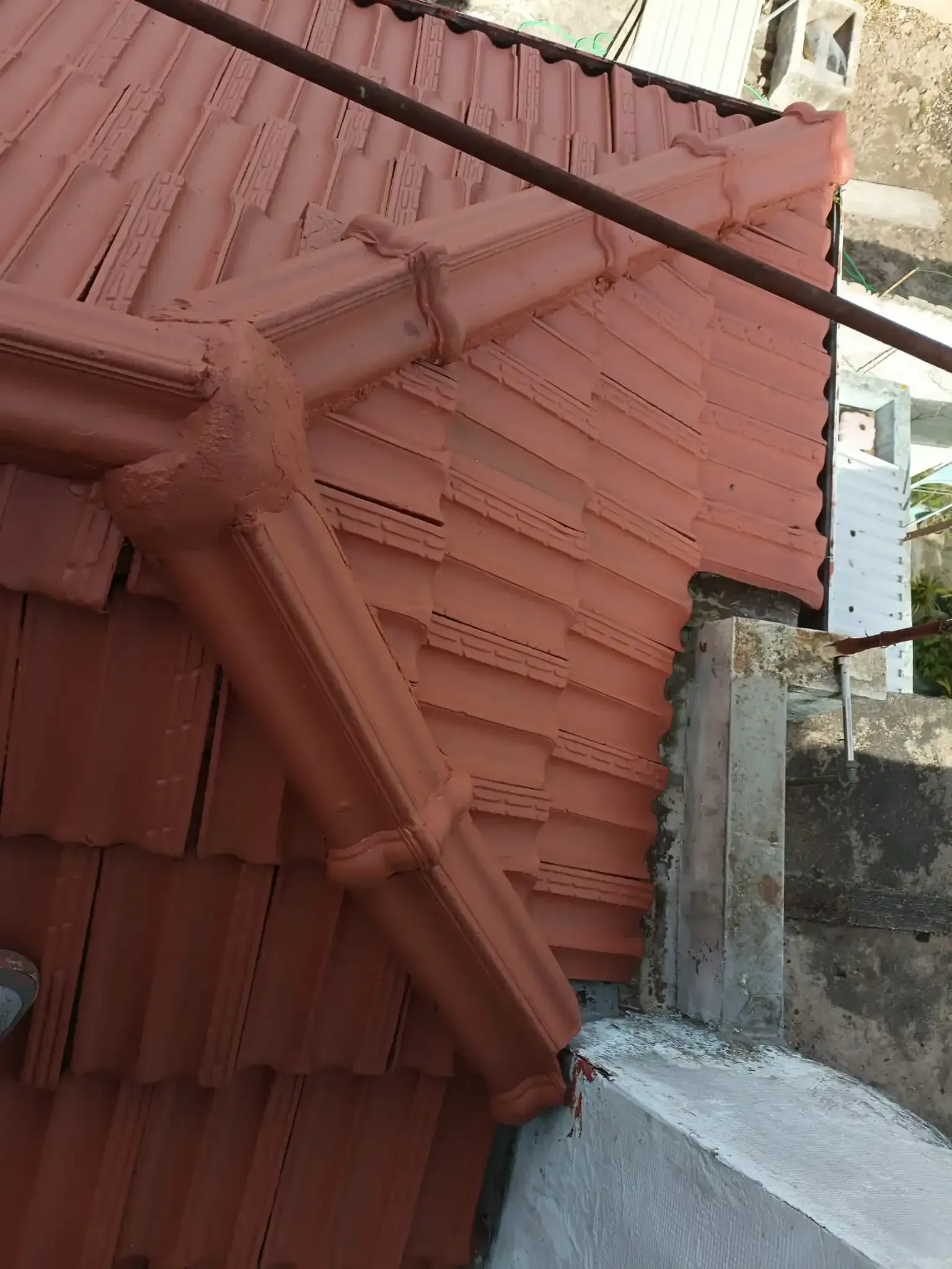 Um close de um telhado de telhas vermelhas em um prédio