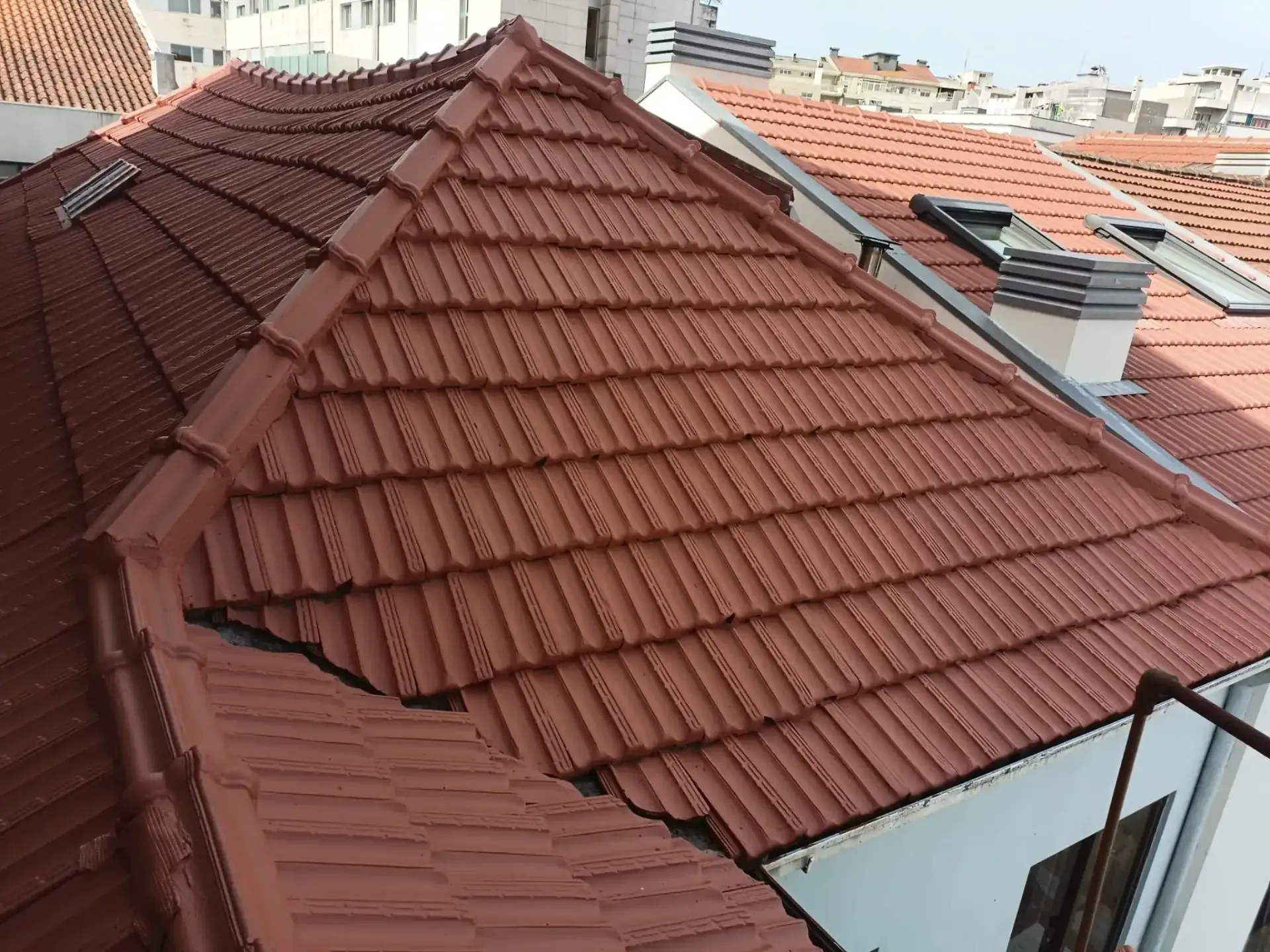 Um close de um telhado de telhas vermelhas em um prédio