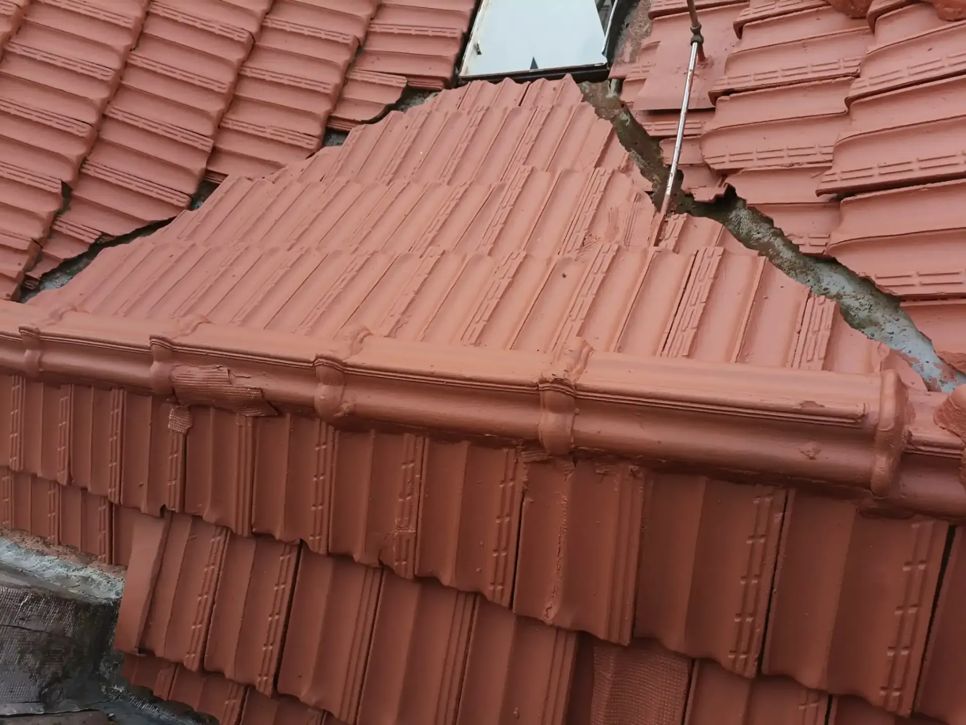 Um telhado com muitas telhas vermelhas