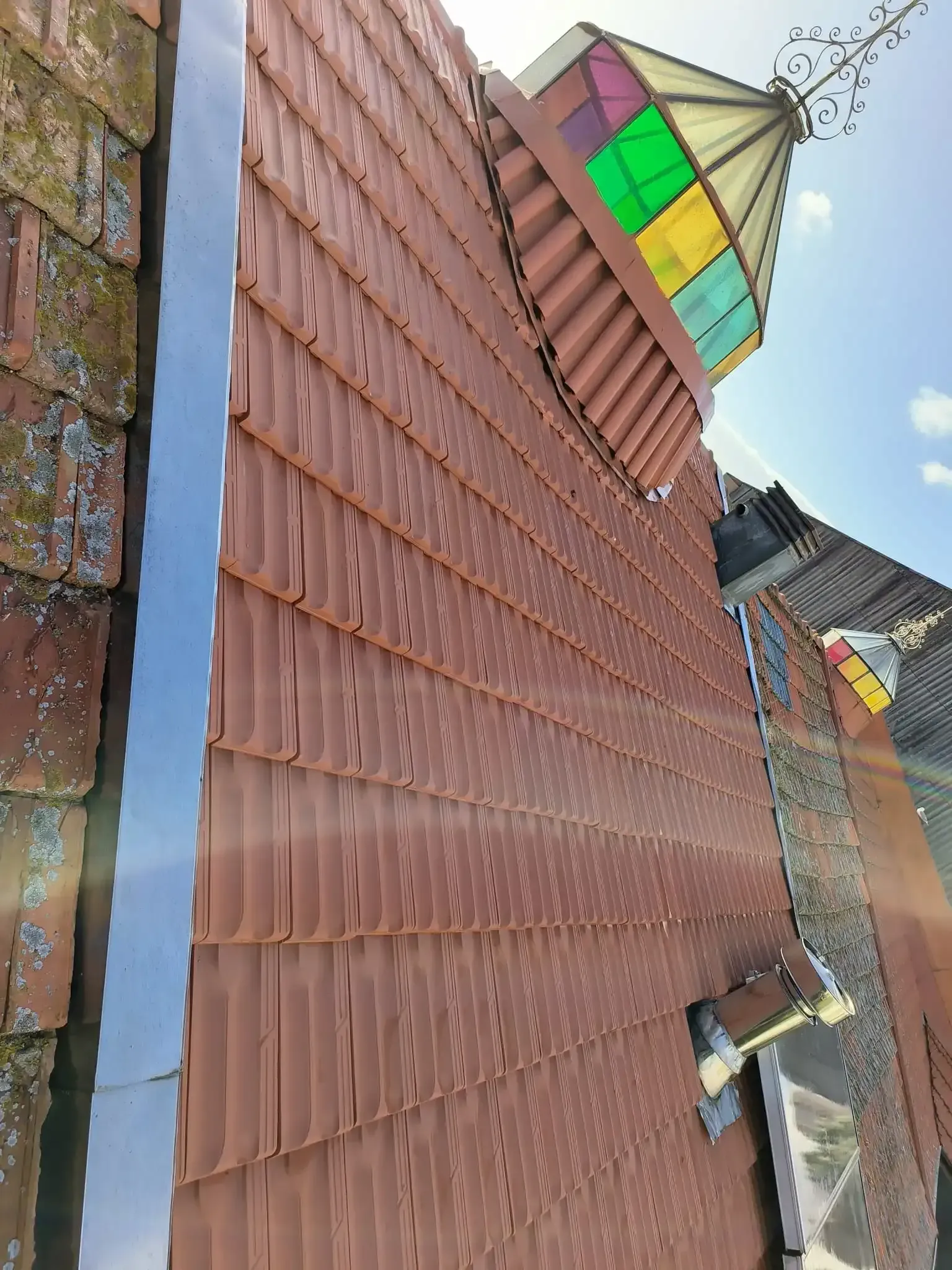 Uma parede de tijolos com uma pipa em cima