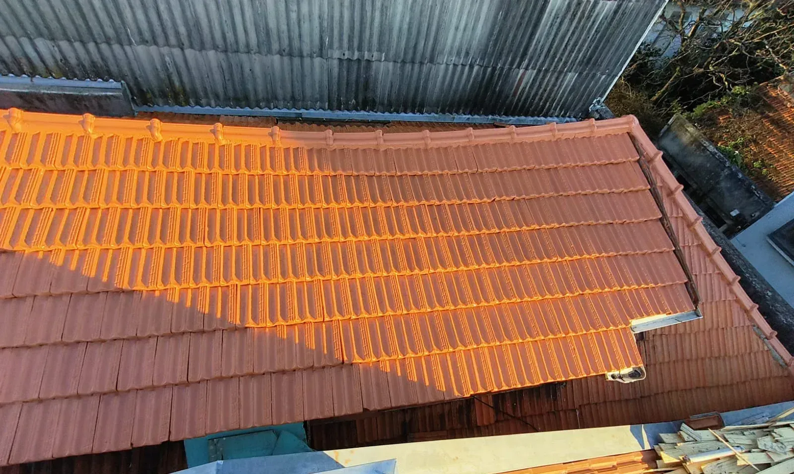 Uma vista aérea de um telhado de telhas de uma casa.