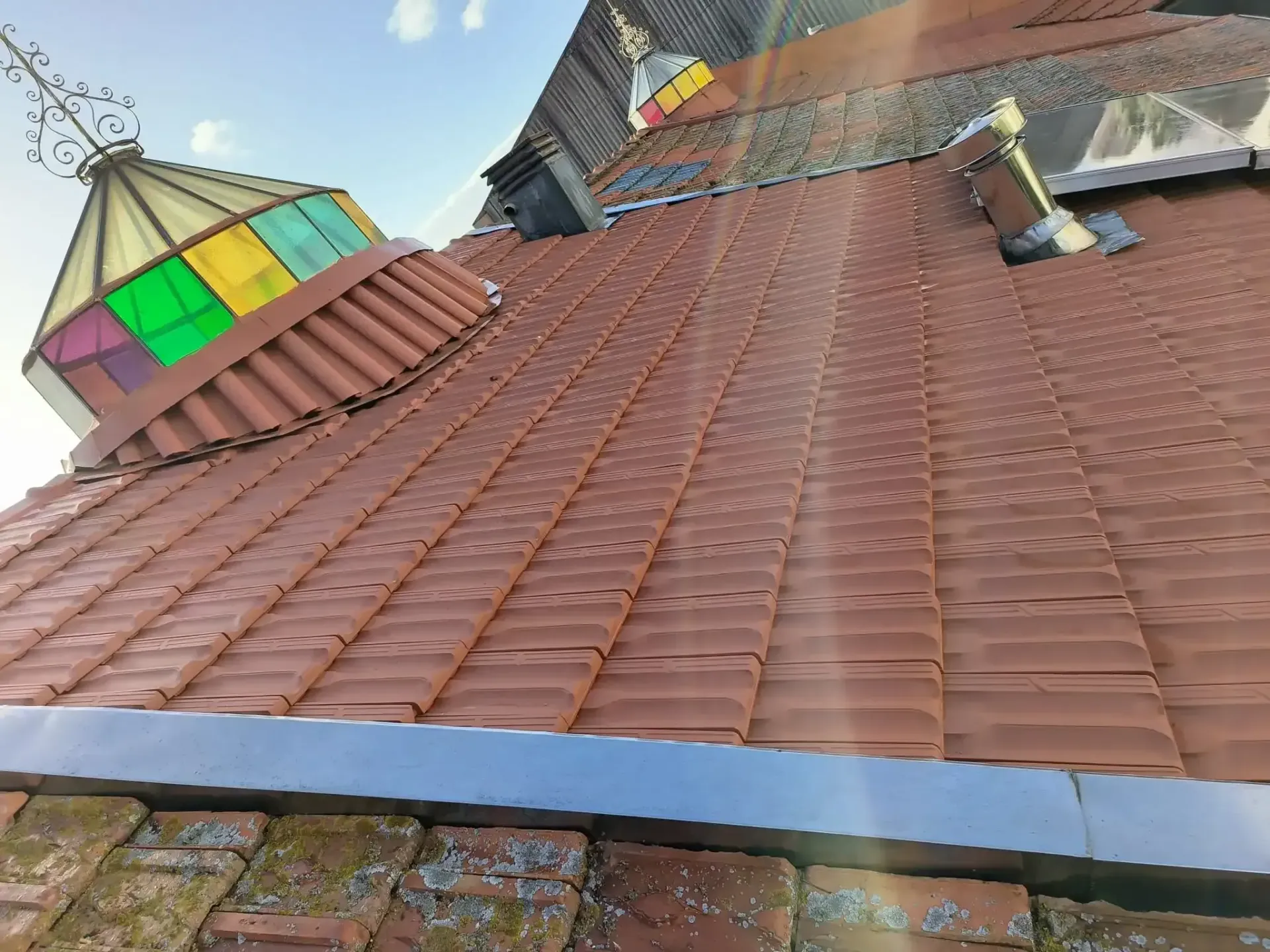 Um telhado com uma cúpula de vitral em cima