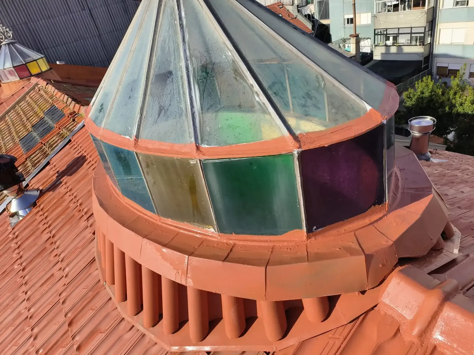 Uma cúpula no topo de um telhado com vitrais