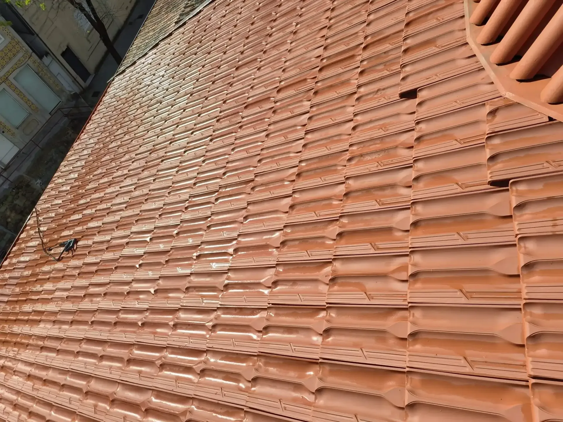 Um close de um telhado com muitas telhas.