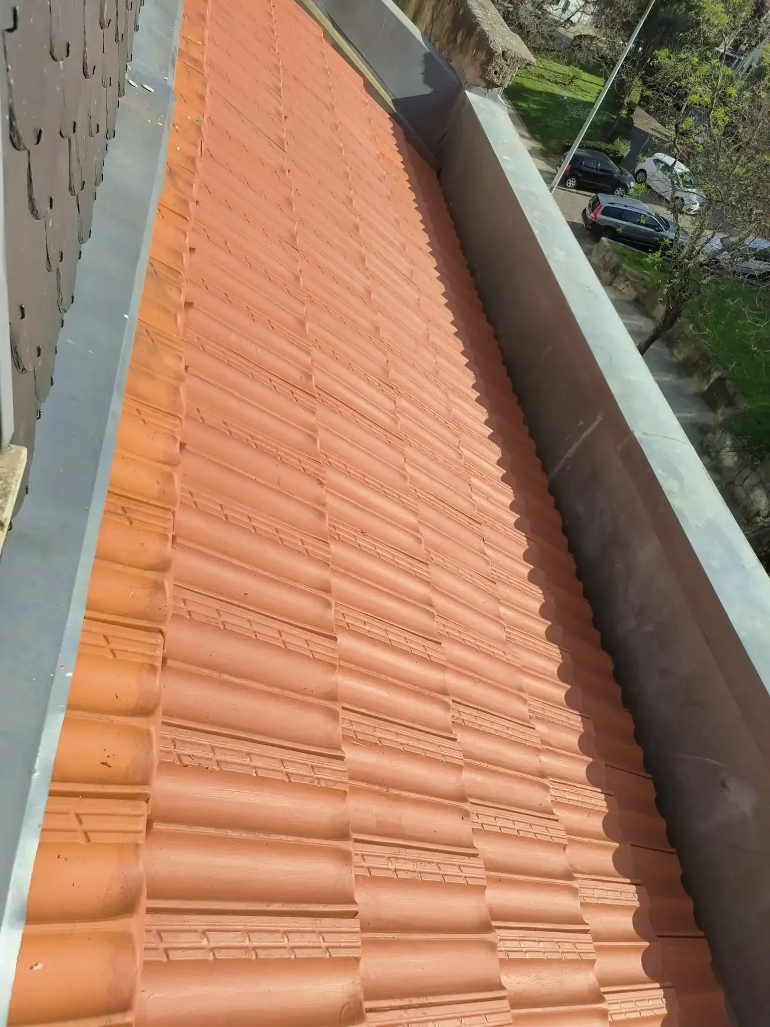 Um telhado com muitas telhas vermelhas