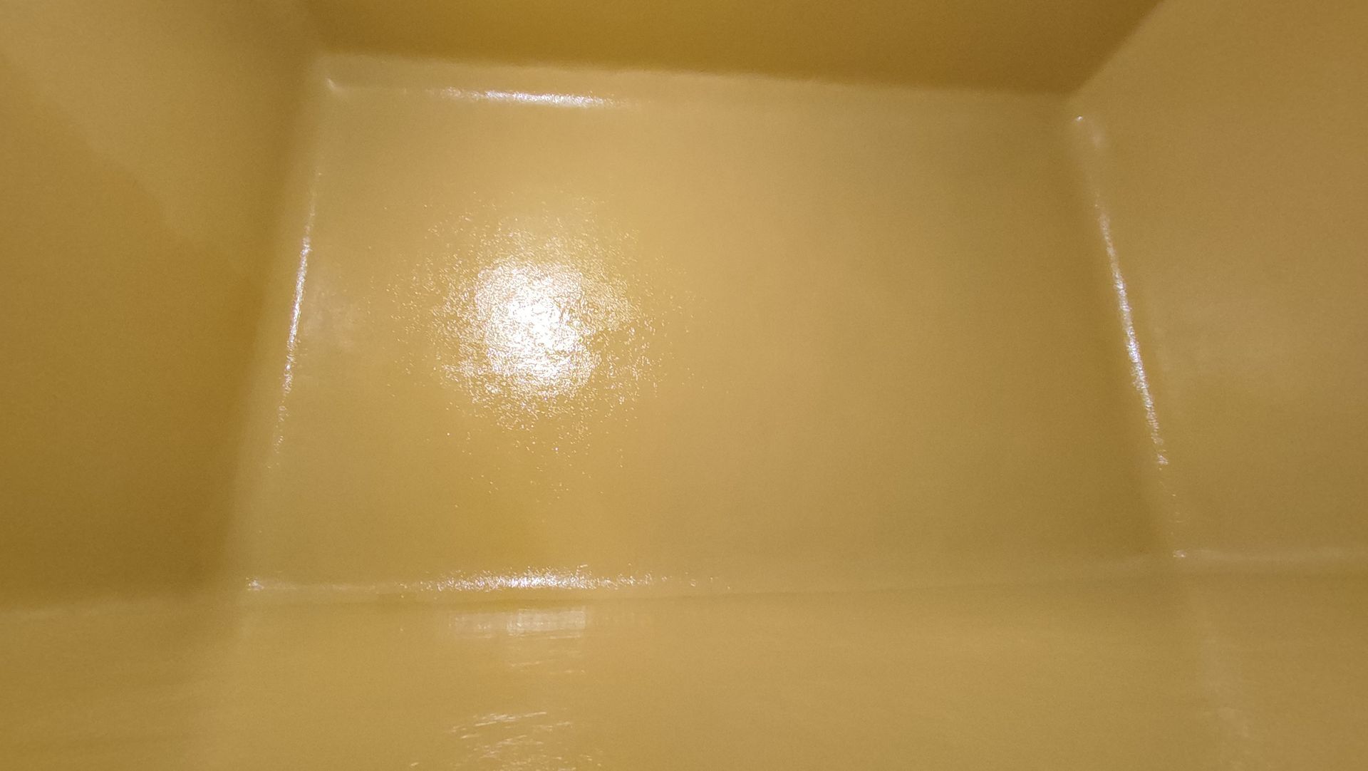 Interno giallo, vuoto, rettangolare, con rivestimento lucido.