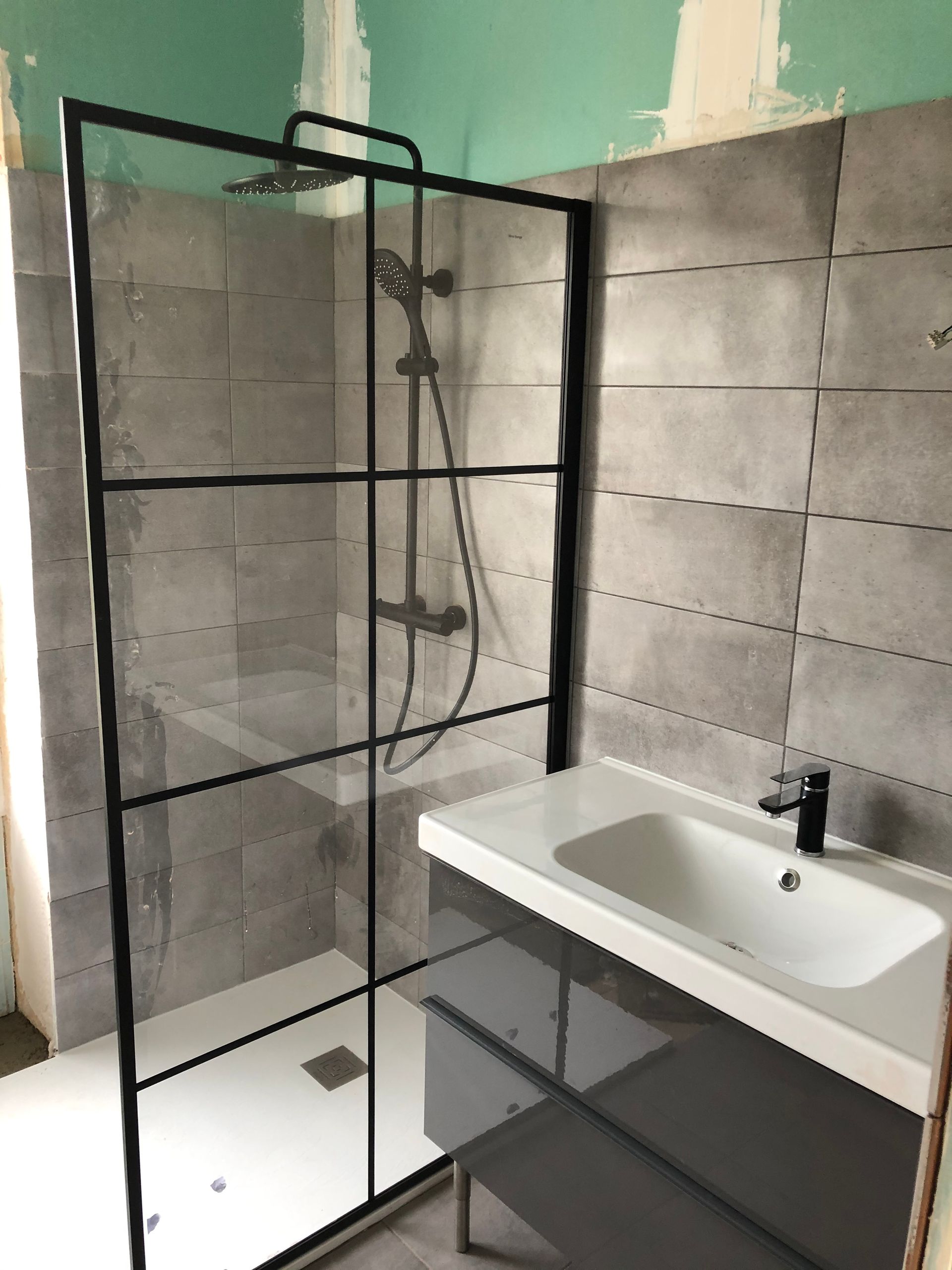rénovation salle de bain avec paroi de douche